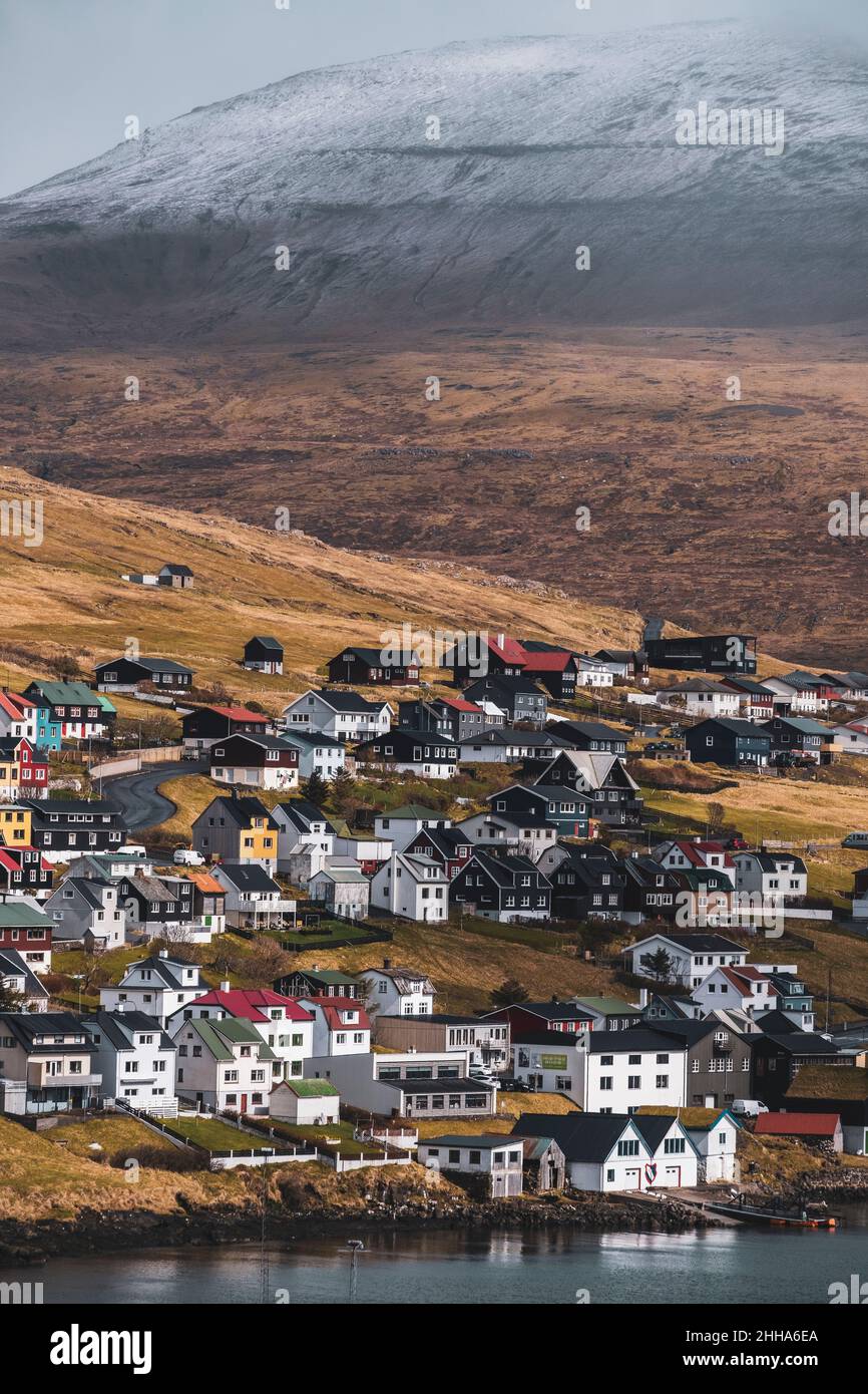 Schöne Landhäuser von Sandavagur Dorf auf Färöer Inseln. Stockfoto