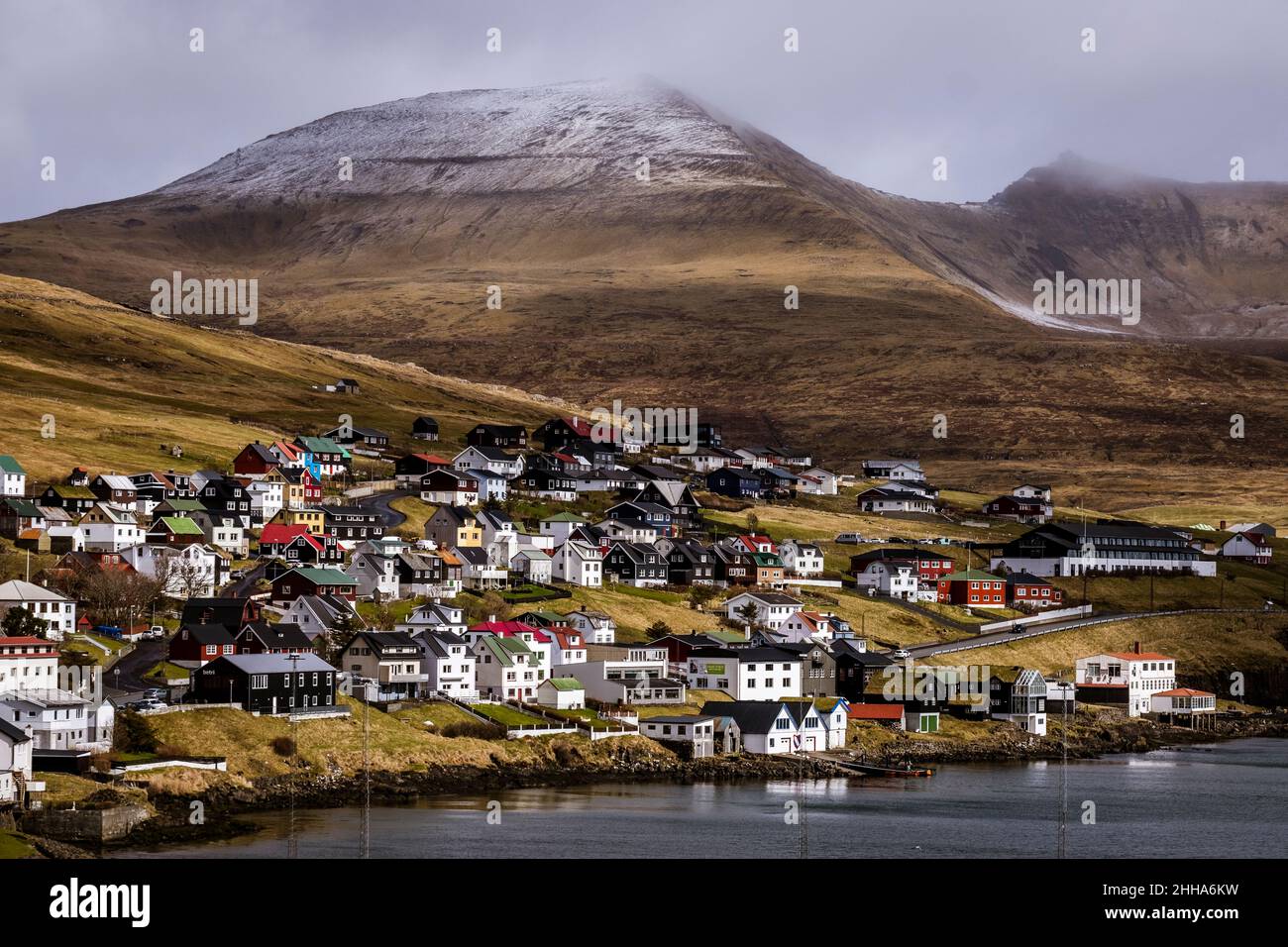 Schöne Landhäuser von Sandavagur Dorf auf Färöer Inseln. Stockfoto