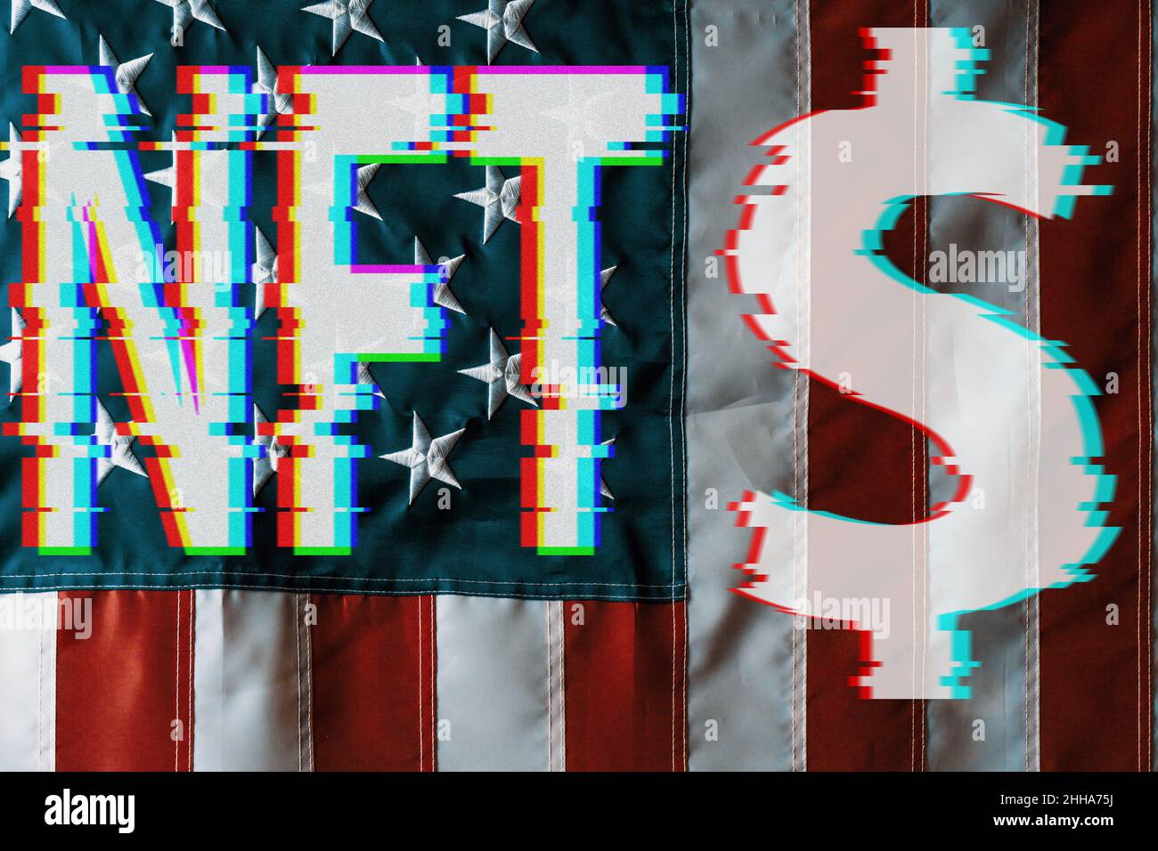 Kryptografisches NFT-Wort- und Dollar-Symbol mit Glitch-Effekt auf dem Hintergrund der US-Flagge. Krypto und digitale Kunst im modernen Weltkonzept. Stockfoto