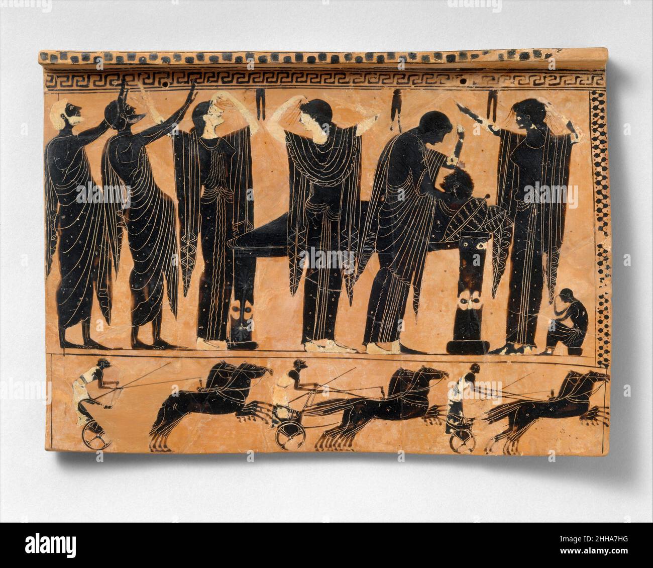 Terrakotta-Grabplatte ca. 520–510 v. Chr. Griechisch, attische Prothese (Auslegen der Toten); unten, WagenrenneIm zweiten 6. Jahrhundert v. Chr. wurden die aufwendigen Reihen von Grabplatten, die in die Wände rechteckiger Gräber gesetzt wurden, durch einzelne Tafeln mit Löchern zur Befestigung ersetzt. Das Wagenrennen, ein wiederkehrendes Thema in der attischen Grabkunst, kann die Beerdigungsspiele evozieren, die zu Ehren legendärer Helden abgehalten werden, wie jene im Buch 23 der Ilias, als Achilles seinen verstorbenen Freund Patroklos ehrte. Terrakotta-Grabplatte 254801 Stockfoto