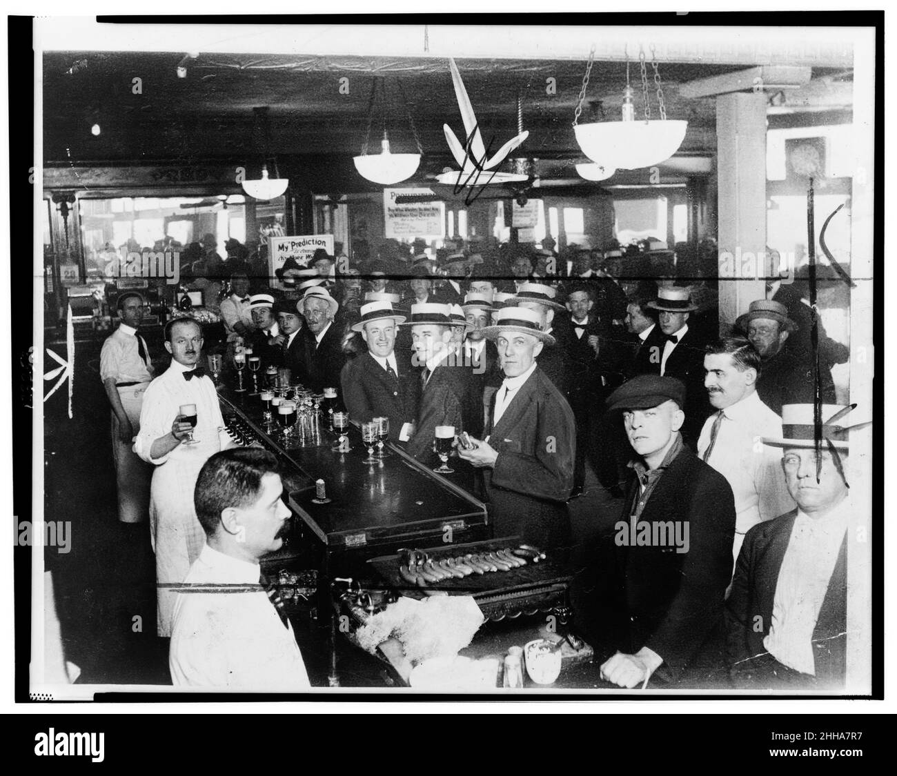 1919 - Innere einer überfüllten Bar kurz vor Mitternacht, als das Kriegsverbot in New York City in Kraft trat. Stockfoto