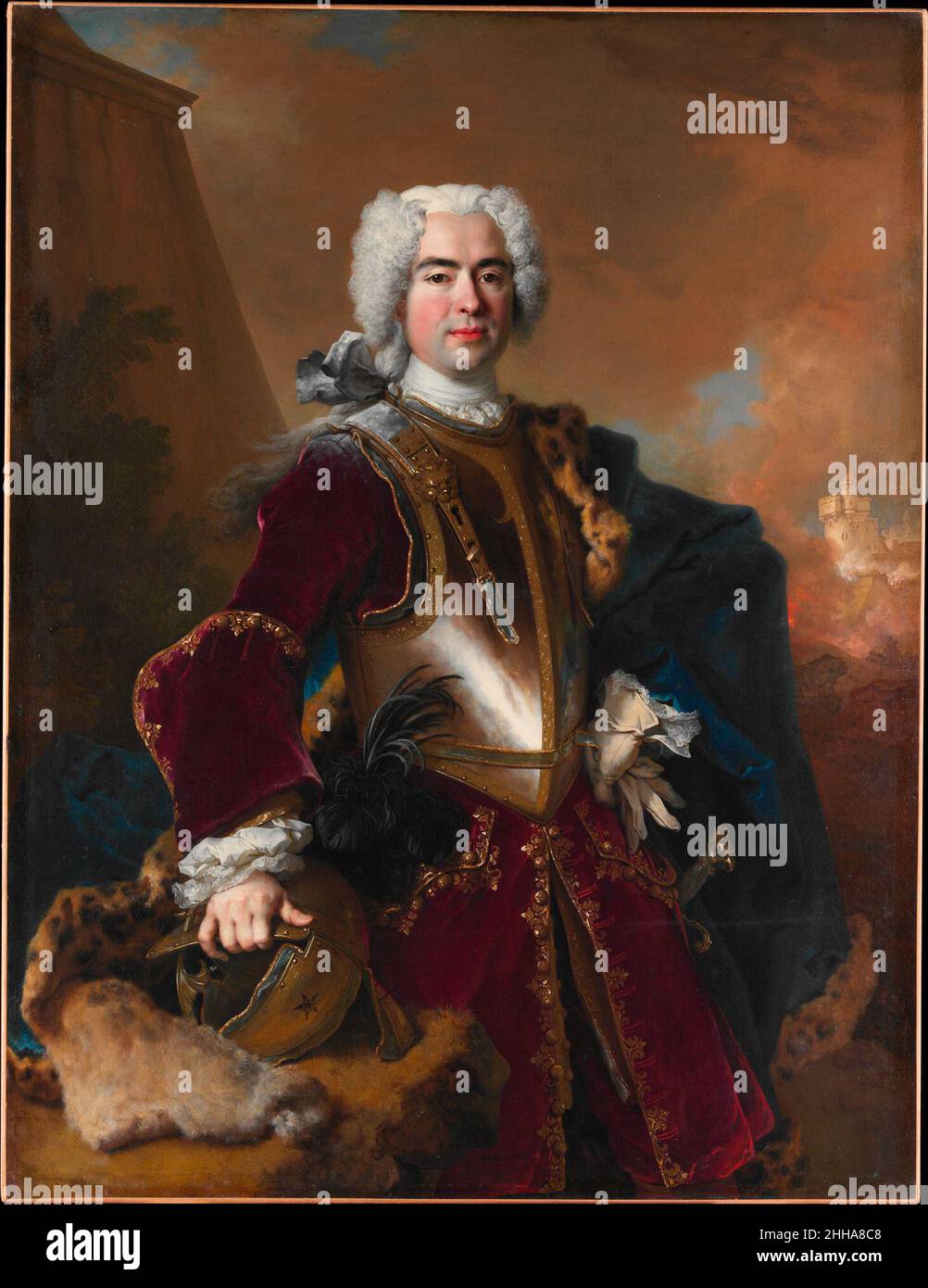 André François Alloys de Theys d'Herculais (1692–1779) 1727 Nicolas de Largillierre (oder Largillière) Französisch Dieses große Militärporträt ist ein veritabler Katalog von Largillierres außergewöhnlicher Fähigkeit, verschiedene Texturen und Materialien darzustellen: Fell, Federn, Samt, Metall, gefallenes Pulver, Und entlüpften Lederhandschuhen. Die Rüstung erscheint in anderen Porträts von Largilierre und könnte eine Künstlerrequisite gewesen sein. Der Sitter war zwischen 1718 und 1720 an Schlachten gegen Spanien beteiligt, und die ferne, mittelalterliche Architektur ist wahrscheinlich eine phantasievolle Anspielung auf dieses Land. Durch die 1730s, eine Reihe von Künstlern h Stockfoto