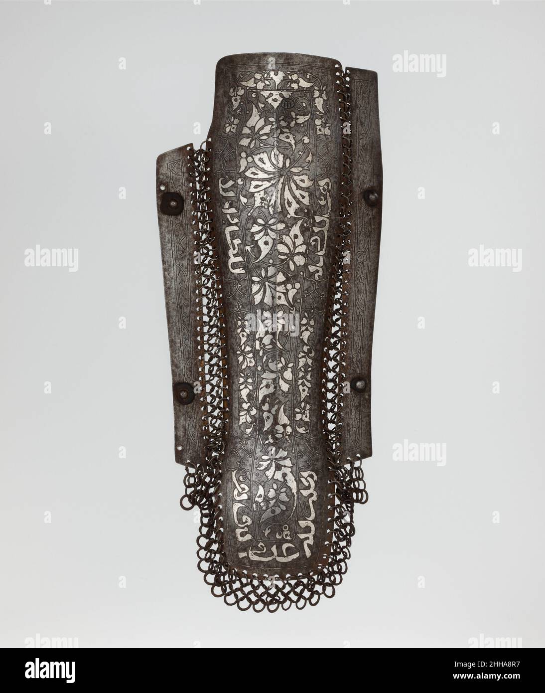 Beinschutz (rechts) Mitte des 15th. Jahrhunderts türkisch, möglicherweise Bursa Diese Beinabwehr gehört zu einer kleinen Gruppe von Rüstungen, deren Dekoration sich durch große florale Formen mit breiten Blättern und Blütenblättern auszeichnet, die mit Löchern durchbohrt sind und ein deutlich starkes, solides Aussehen haben. Diese Rüstungen müssen in derselben Werkstatt hergestellt worden sein, und es ist wahrscheinlich, dass die Beinabwehr des Museums und ein sehr ähnlich dekorierter Helm, der jetzt in den Askeri Müzesi, Istanbul, untergebracht ist, einst Teil derselben Rüstung gewesen sein könnten. Blätter der hier zu sehenden Art sind in der Timuridmalerei, Keramik und Steinschnitzerei zu finden. Allerdings gibt es ar Stockfoto