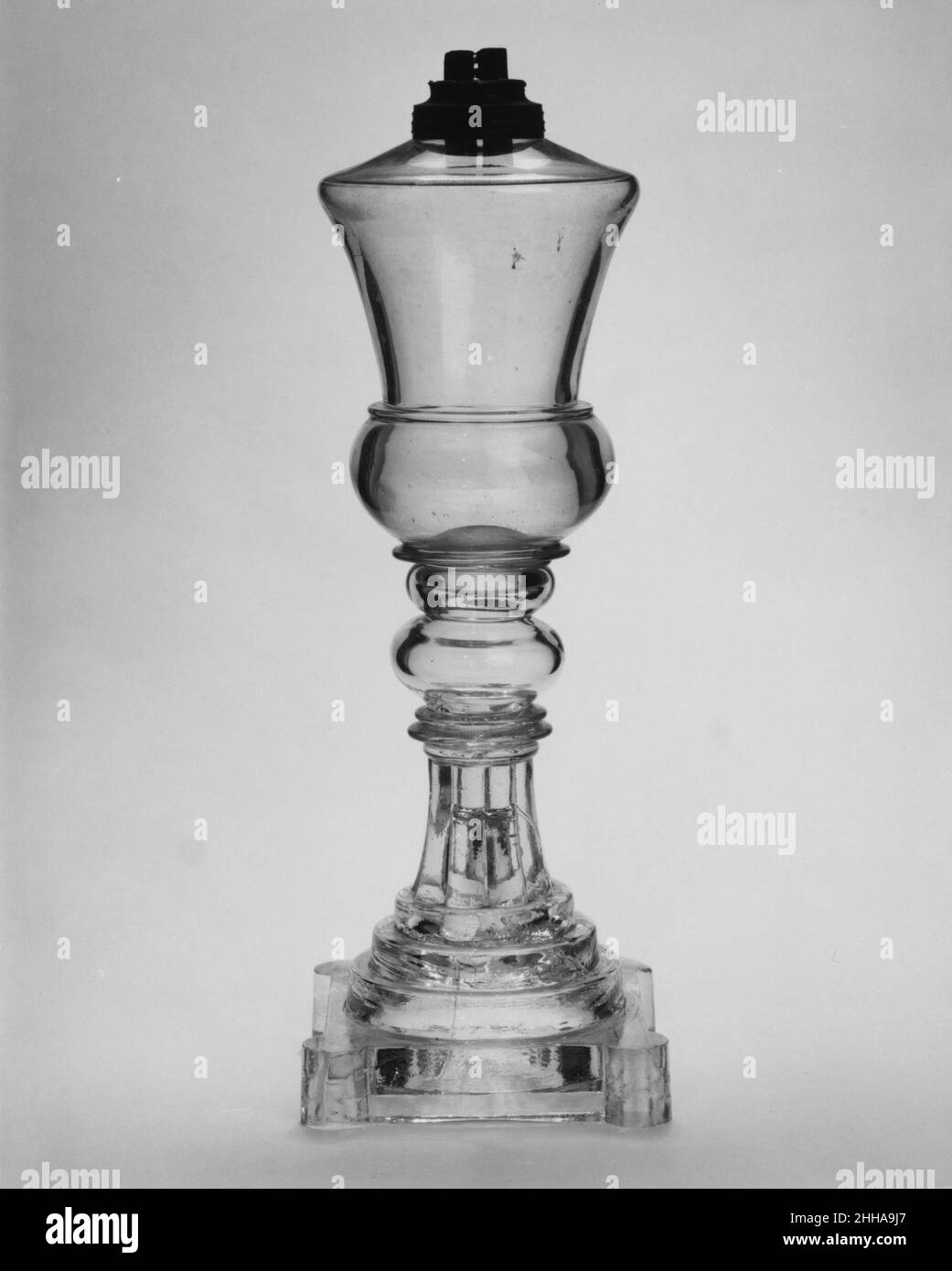 Walöllampe 1830–40. Walöl-Lampe. 1830–40. Gepresstes und frei geblasenes Bleiglas Stockfoto