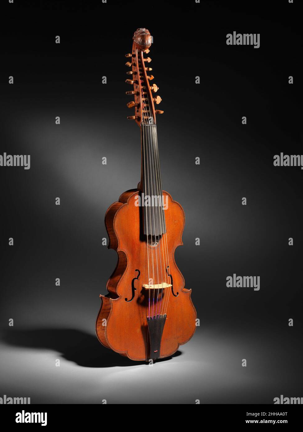 Viola d'Amore 18th. Jahrhundert Johannes Florenus Guidantus, Italienisch die Viola d'amore oder Viola 'der Liebe' ist ein Streichinstrument, das im 18. Jahrhundert große Popularität erlangte. Ein Großteil seiner Geschichte, einschließlich der Ableitung seines Namens, ist unbekannt. Es hat viele Eigenschaften der Gambenfamilie wie einen flachen Rücken, Rippen, die mit der Oberseite und dem Rücken bündig sind, und eine Rosette zusätzlich zu den Schalllöchern. Doch wie eine Geige wird sie beim Spielen unfrettiert und unter dem Kinn gehalten. Viola d'amore haben in der Regel sieben Saiten, obwohl Instrumente mit anderen Saitenzahlen ar Stockfoto