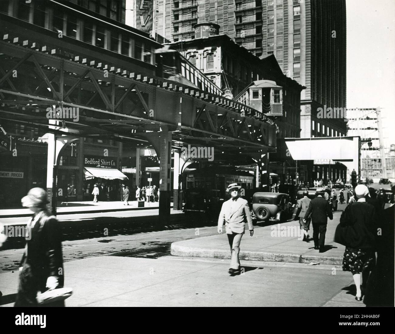 Um die 1920er Jahre - Chicagos Hochbahn mit Passanten auf der Straße Stockfoto
