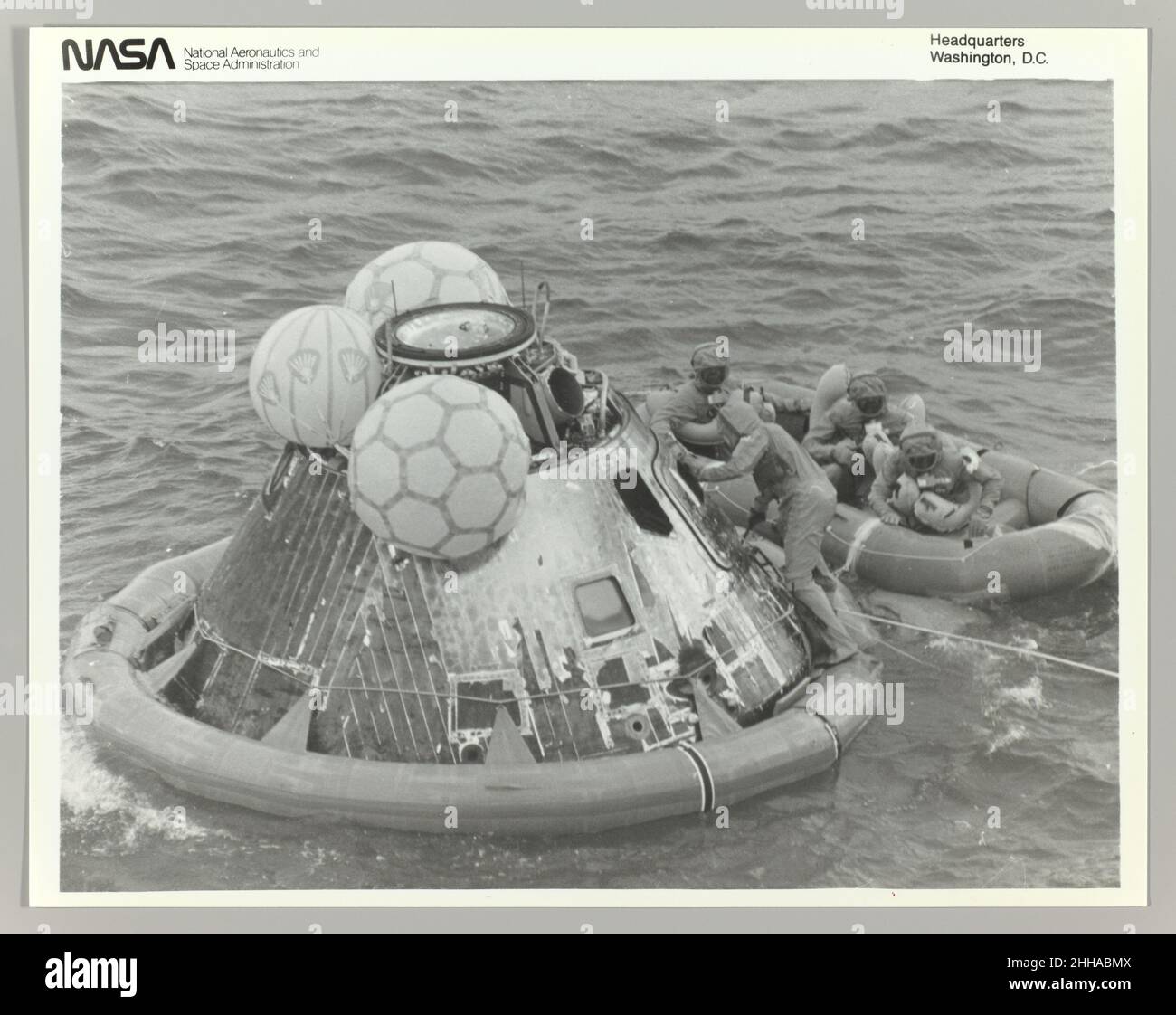 [Astronauts in Lifeboat after Apollo 11 Splashdown] 1969 National Aeronautics and Space Administration (NASA). [Astronauten im Rettungsboot nach dem Apollo 11-Spritzdown]. 1969. Silbergelatine-Druck. National Aeronautics and Space Administration (NASA). Fotos Stockfoto