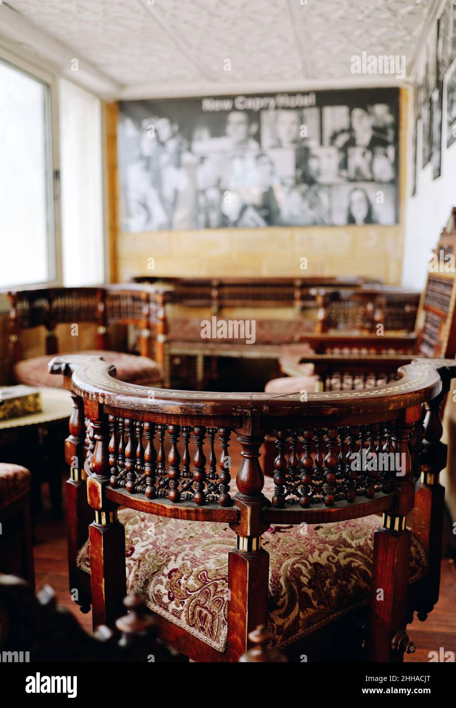 Alexandria, Ägypten - 11.11.2021: Antikes Hotelinterieur mit arabischen Vintage geschnitzten Holzmöbeln, altem Heritage-Stuhl Stockfoto