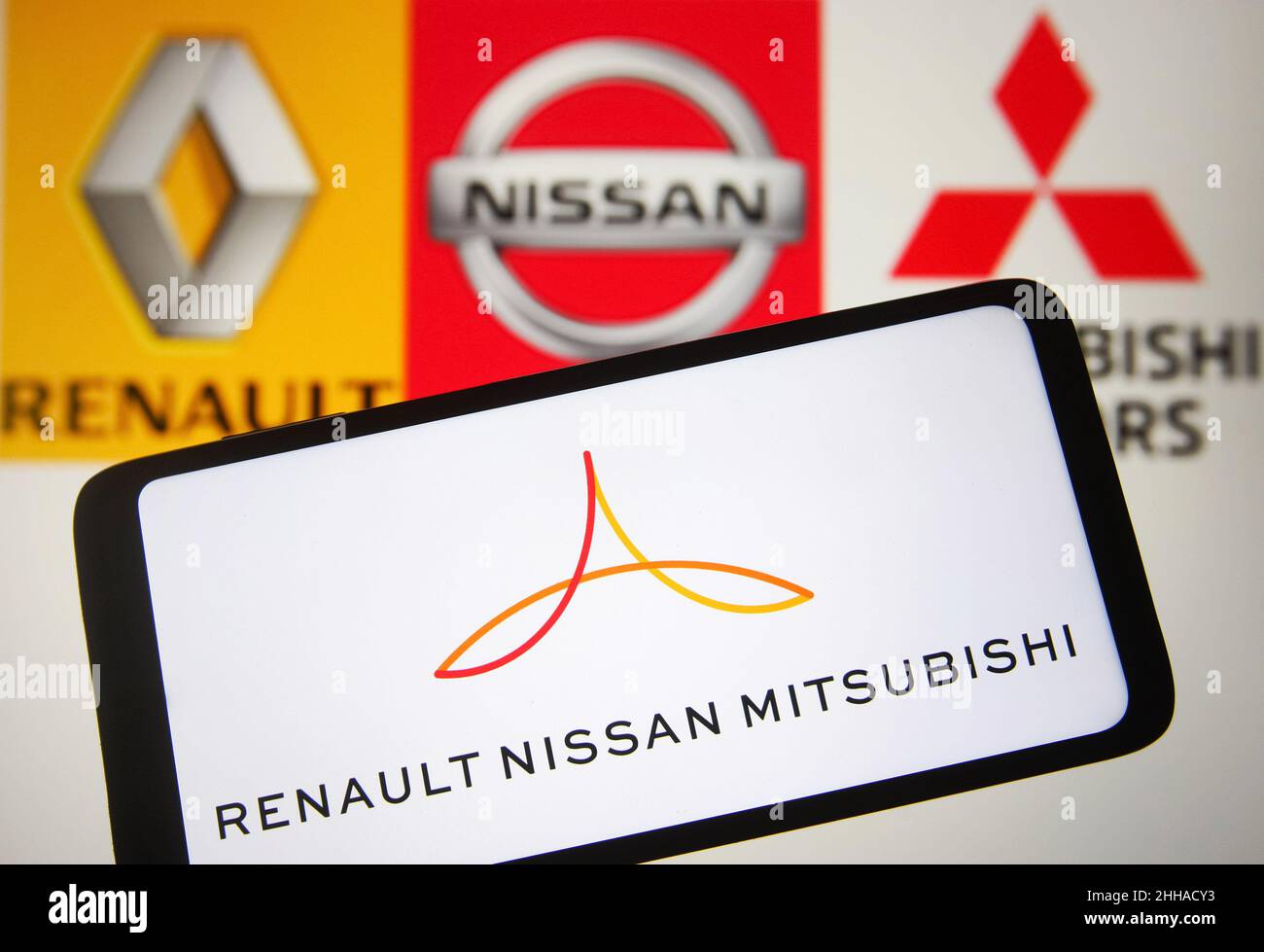 Ukraine. 23rd Januar 2022. In dieser Abbildung ist ein Logo der Allianz Renault-Nissan-Mitsubishi auf einem Smartphone-Bildschirm und die Logos von Renault, Nissan und Mitsubishi Motors im Hintergrund zu sehen. (Foto von Pavlo Gonchar/SOPA Images/Sipa USA) Quelle: SIPA USA/Alamy Live News Stockfoto