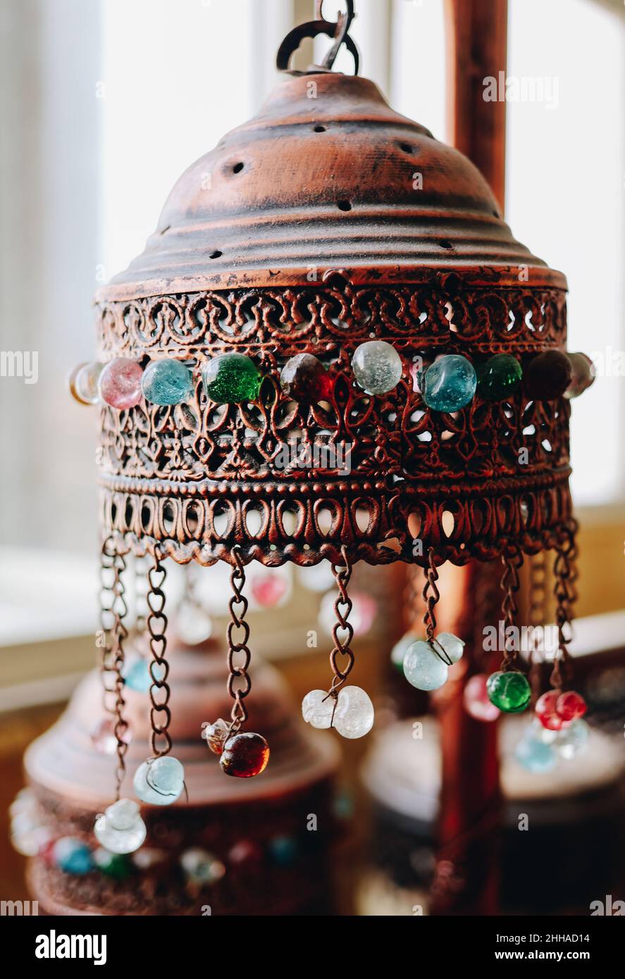 Antike Vintage Kupfer ägyptische Lampe mit bunten Steinen aus der Nähe  verziert, Ramadan Stimmung Stockfotografie - Alamy