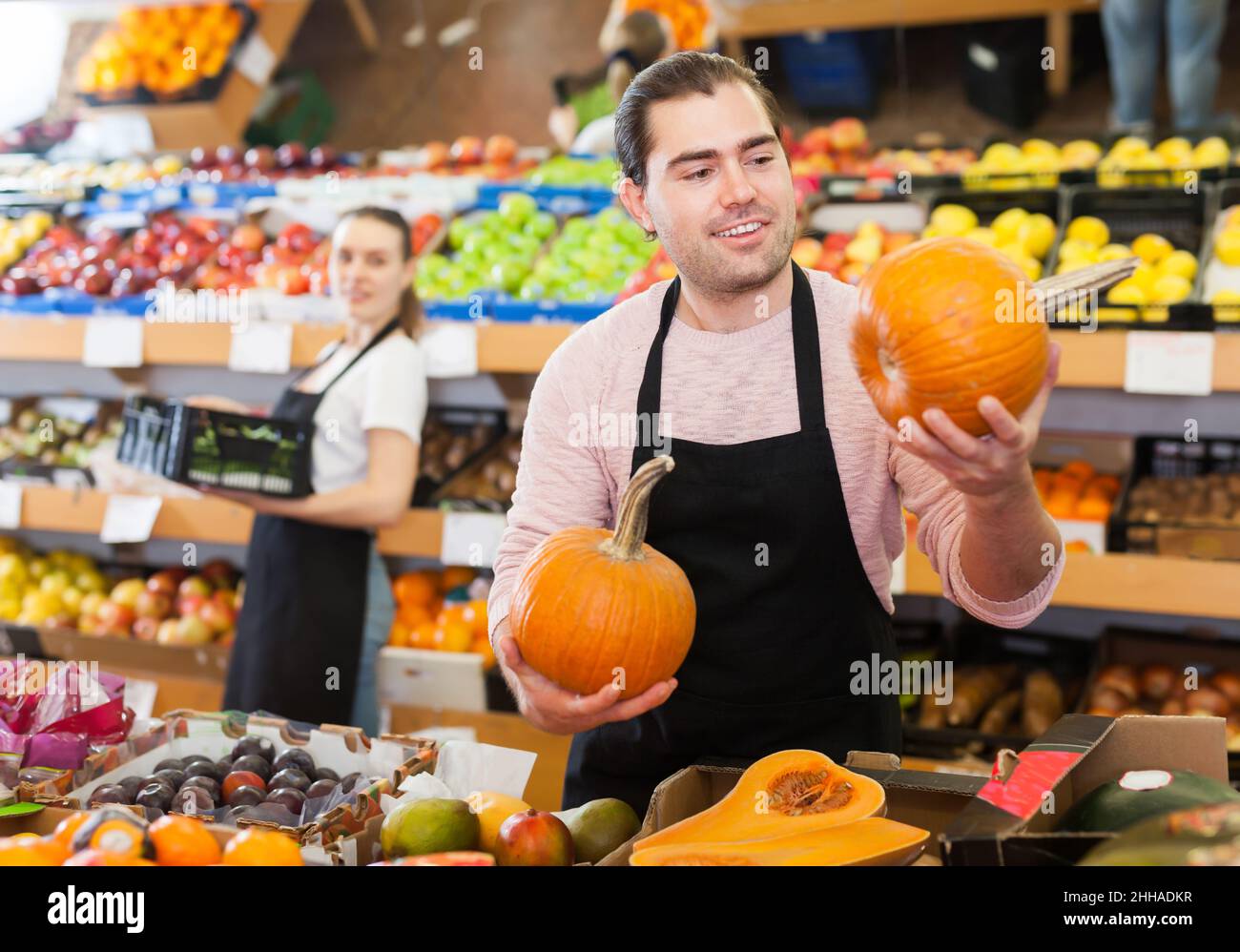 Glücklicher Mann mit Kürbis in den Händen Stockfoto