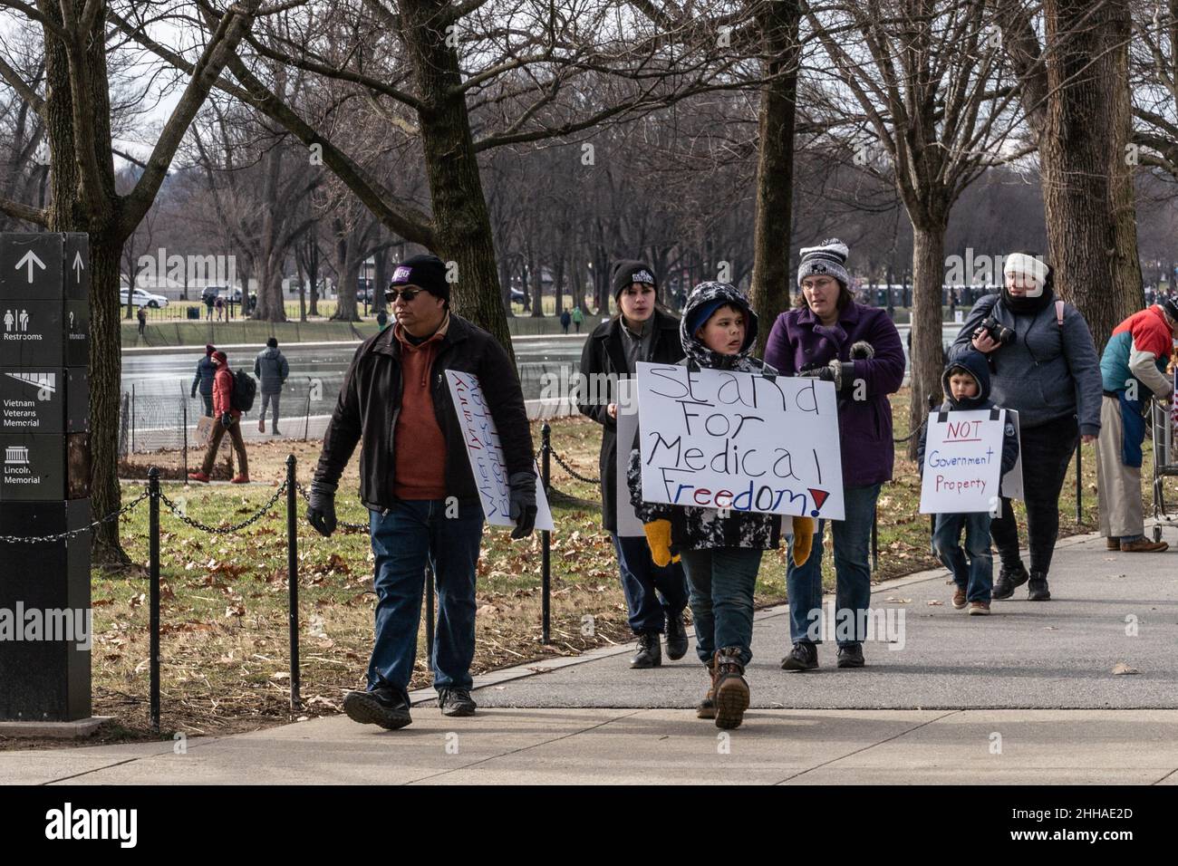 Washington, DC- 22. Januar 2022: Demonstranten mit Zeichen für eine Anti-Impfstoff- und Anti-Mandatskundgebung vor dem Lincoln Memorial in Washington DC Stockfoto