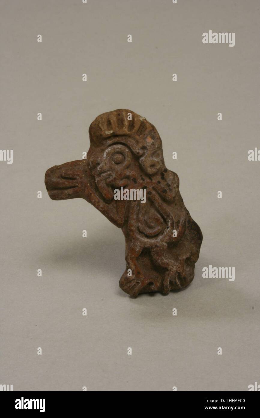 Stempel, Affe 14th–Anfang des 16th. Jahrhunderts Azteken Diese Keramikmarke zeigt das Bild eines Affen im Profil, dessen Arme auf beiden Seiten des Kopfes gestreckt sind. Die parallelen Linien, die von der Krone des Affen ausgehen, ähneln dem Schock ungepfter Haare des mexikanischen Spinnenaffen. Seine aufrechte Haltung und die gebeugten Knie erzeugen ein Gefühl von Bewegung in der Figur – als würde sie gehen –, während ihr rotunder, spiraliger Bauch ein spielerisches Element der Abstraktion ist. Wie der deutsche Archäologe Eduard Seler vor langer Zeit bemerkte, war der Spinnenaffe im alten Mexiko mit den Themen Musik, Tanz und Clowning verbunden.I Stockfoto