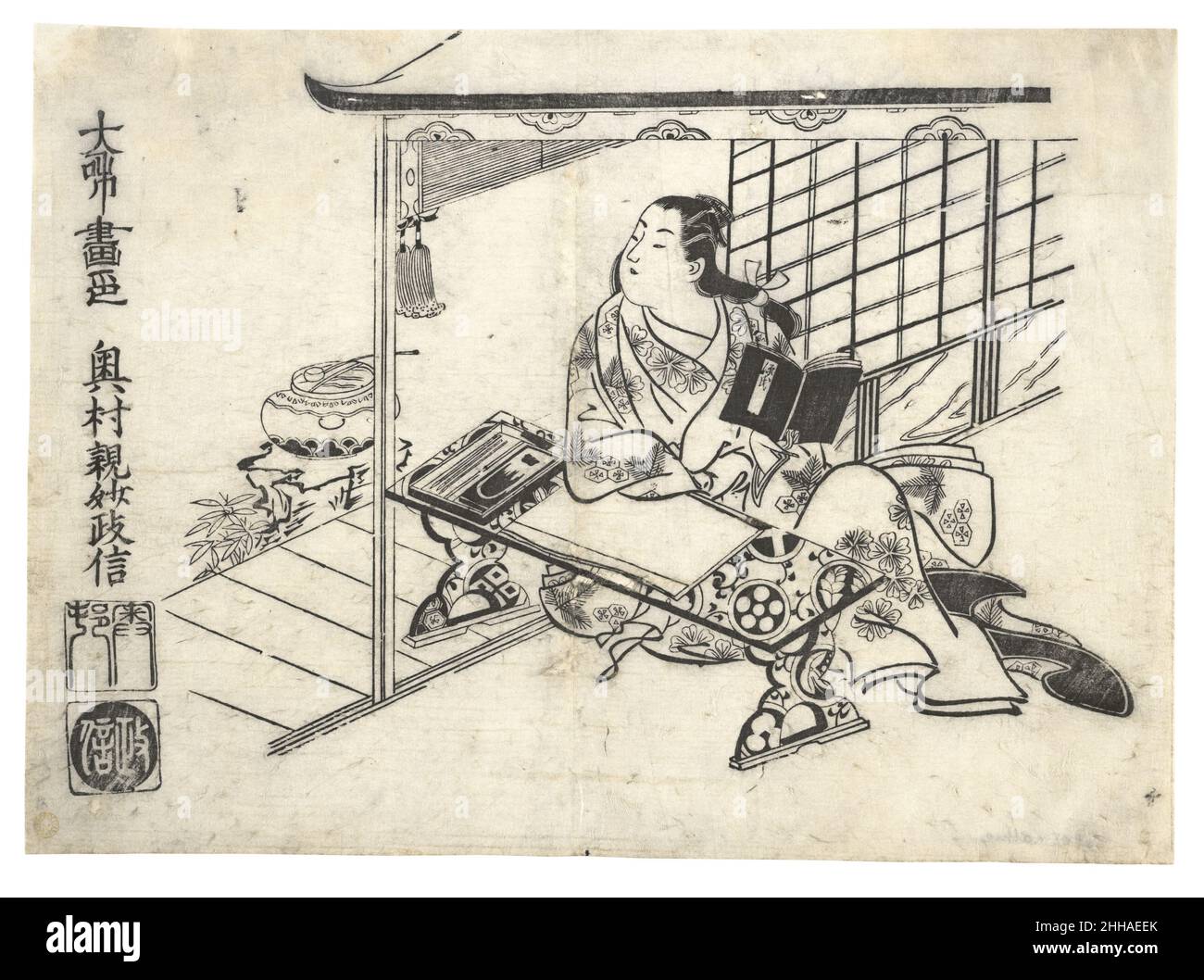 Parodie auf Murasaki Shikibu an ihrem Schreibtisch ca. 1710 Okumura Masanobu Japanisch Was wie eine Darstellung eines Kurtisanen aus der Edo-Zeit an einem Schreibtisch aussieht, ist eigentlich ein parodisches Bild der Geschichte von Genjis Autor Murasaki Shikibu. Der Legende nach ließ sich Murasaki im Ishiyamadera-Tempel nieder, wo sie durch ihre Betrachtung der Mondspiegelung auf dem Biwa-See sowie durch ihre göttliche Intervention die romantische Erzählung über das höfische Leben zu schreiben begann. Während die meisten imaginären Porträts sie in Kleid aus dem 11. Jahrhundert zeigen, wirkt sie hier in der Art und Weise der Zeit der Künstlerin bekleidet. Die Druckgrafik Stockfoto