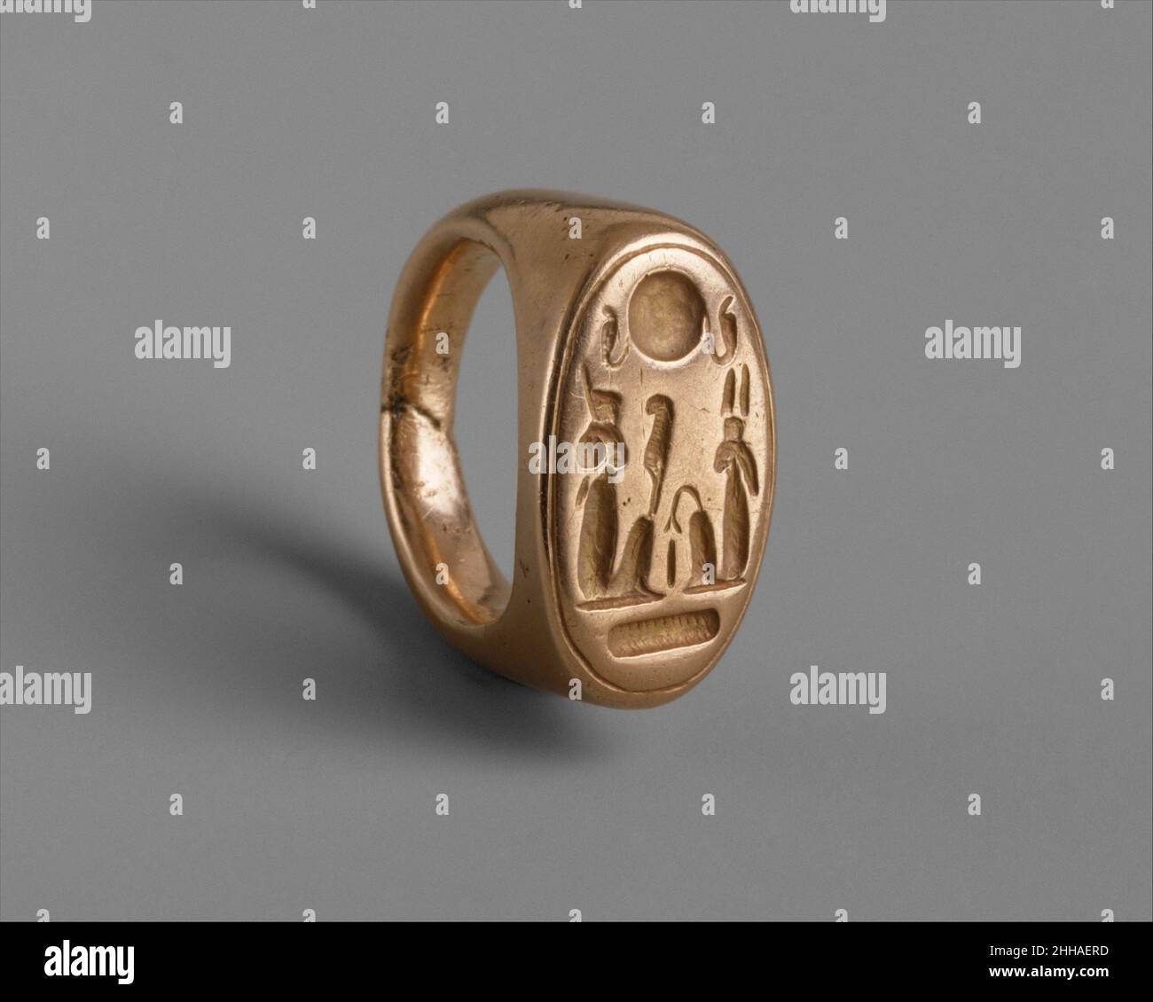 Fingerring mit Darstellung von König Echnaton und Königin Nofretete als Shu und Tefnut ca. 1353–1336 v. Chr. Neues Königreich, Amarna-Zeit dieser Ring wurde in Amarna gefunden. Die Hieroglyphen können als Ideogramm gelesen werden. Die beiden sitzenden Figuren sind vermutlich Echnaton (links) und Nofertiti (rechts) als die Gottheiten Shu (Luft, wie durch die Feder angegeben, die er hält) und Tefnut (Feuchtigkeit). Sie waren Vater und Mutter der Erde und des Himmels, die symbolisch durch die Erde Hieroglyphe (unten) und durch die Sonnenscheibe, die von zwei heiligen Kobras (oben) flankiert wird, dargestellt werden. Fingerring mit König Echnaton und Königin Nofretete als Shu und Te Stockfoto