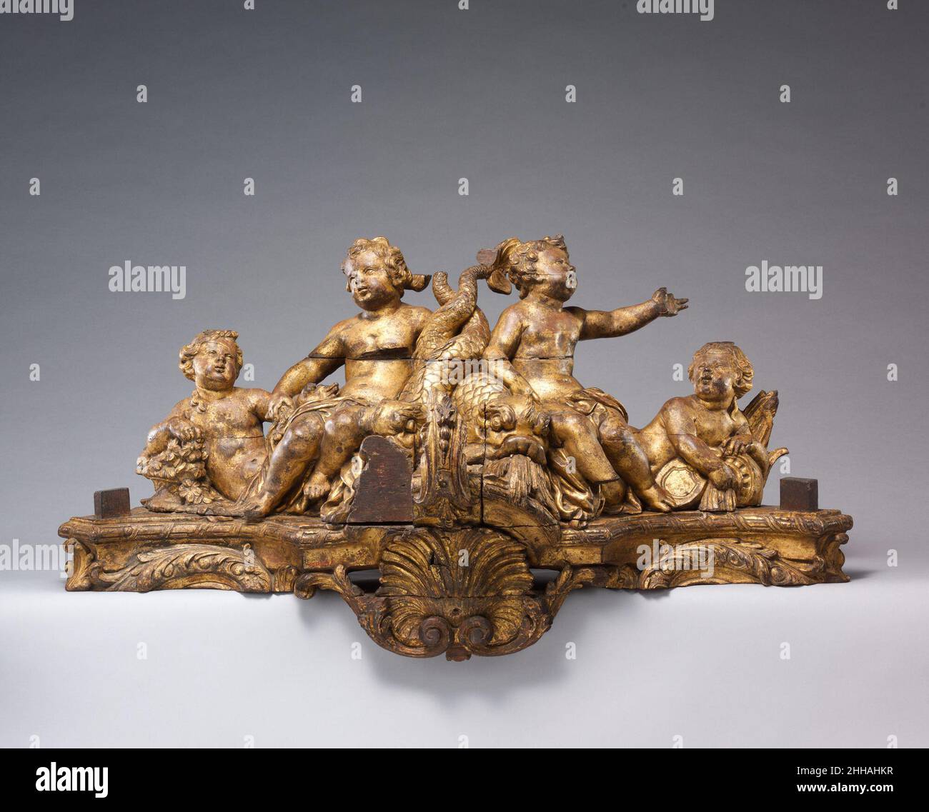 Trage von einem Konsolentisch aus der Schlafkammer der Königin in Versailles ca. 1730 Jules Degoullons der französische Ludwig XIV. Wurde 1715 von seinem Urenkel Ludwig XV. (1710–1774) abgelöst, der damals nur fünf Jahre alt war. Während der acht Jahre, in denen Philippe II., Due d'Orléans (1674–1723), als Regent diente (Régence-Zeit), zog der Hof zurück nach Paris, aber 1723, als der junge König erwachsen wurde, wurde Versailles wieder die wichtigste königliche Residenz. Zwei Jahre später heiratete Ludwig XV. Marie Leszczynska (1703–1768), Tochter von Stanislas I. von Polen (r. 1704–9 und 1733–36), und ihr wurde das Viertel gegeben Stockfoto