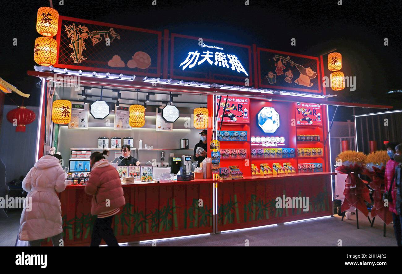 SHANGHAI, CHINA - 18. JANUAR 2022 - Ein Blick auf den Kultur- und Kreativladen, der von Kung Fu Panda in Yuyuan Old City eingerichtet wurde Box Container Pop-up-Shop, Ja Stockfoto