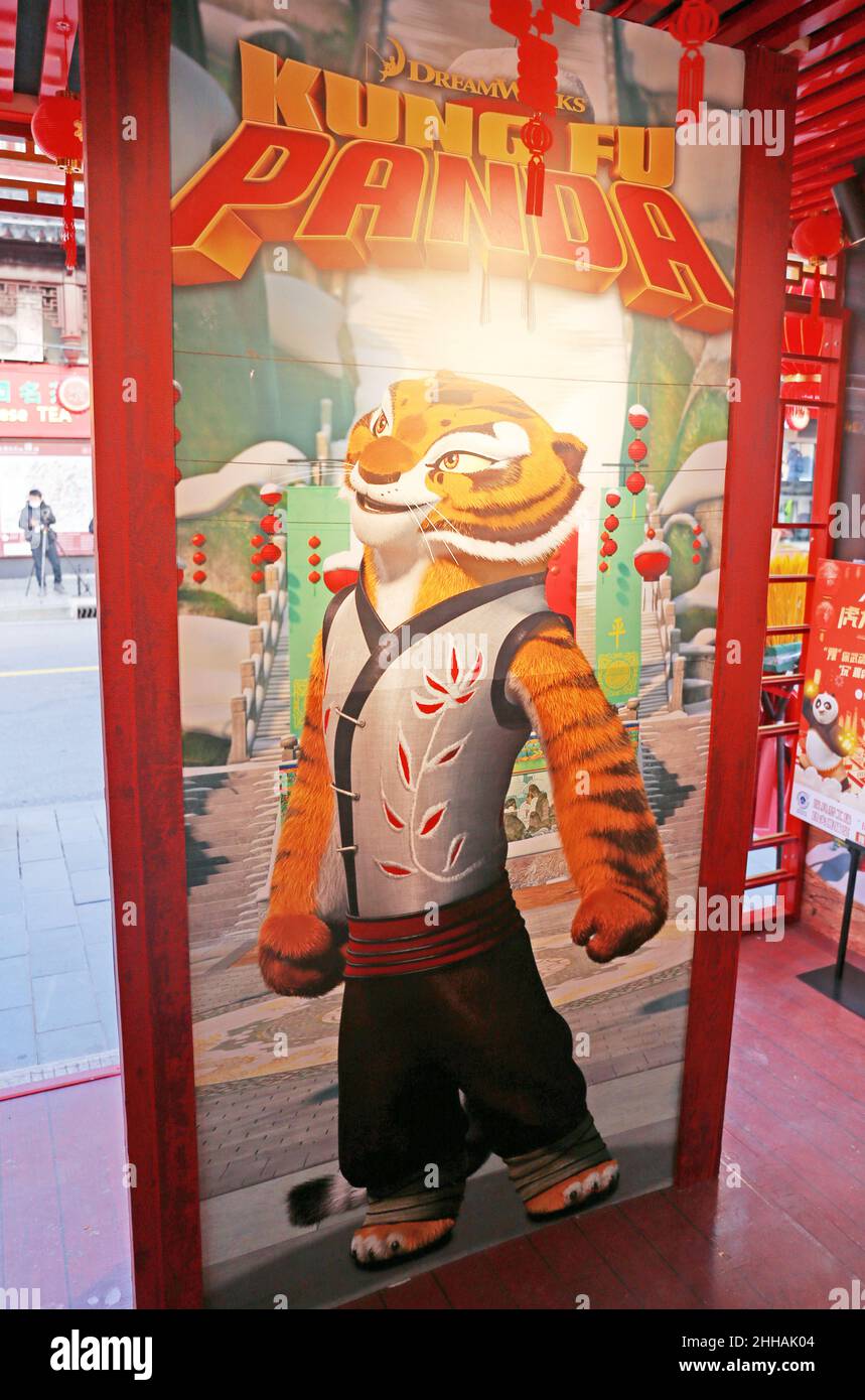 SHANGHAI, CHINA - 18. JANUAR 2022 - Ein Blick auf den Kultur- und Kreativladen, der von Kung Fu Panda in Yuyuan Old City eingerichtet wurde Box Container Pop-up-Shop, Ja Stockfoto