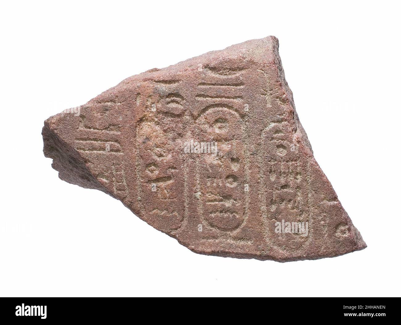 Doppelseitiges gebogenes Element mit Namen von Echnaton und Nofertiti auf beiden Seiten ca. 1353–1336 v. Chr. Neues Königreich, Amarna-Zeit. Doppelseitiges gebogenes Element mit Namen von Echnaton und Nofretete auf beiden Seiten 567649 Stockfoto