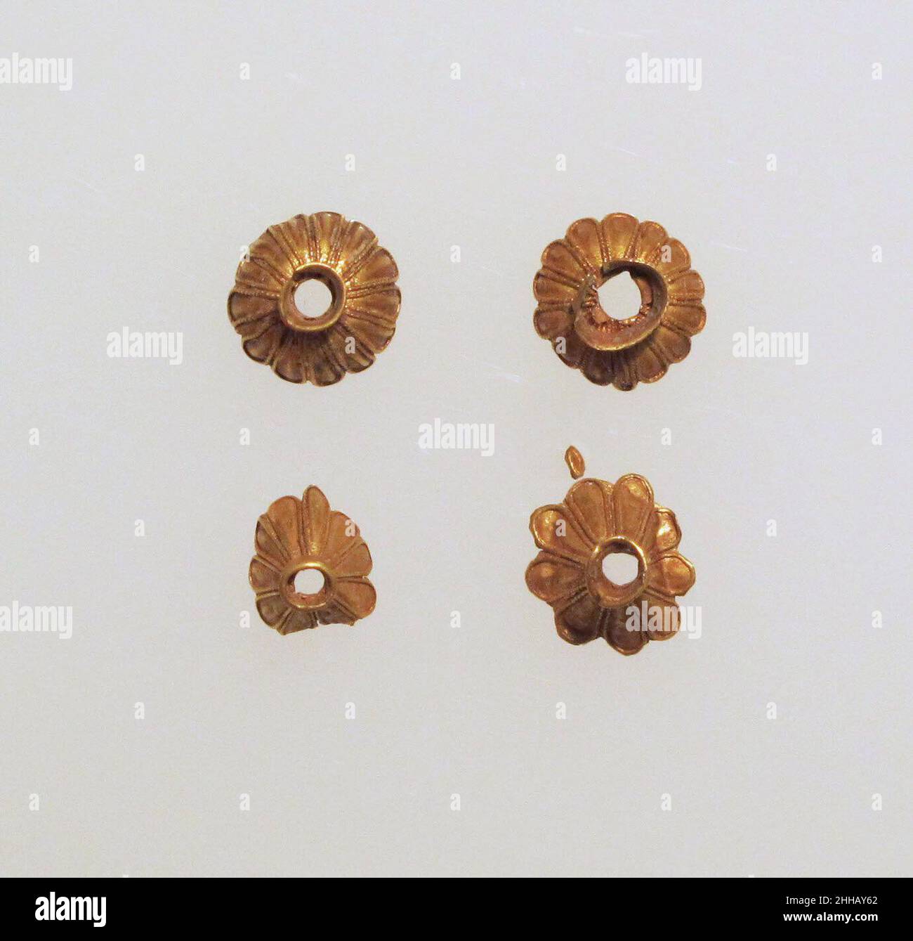 Ornament, blumenförmige Halterung für Steinsockel. Ornament, blumenförmige Halterung für Steinsockel 243066 Stockfoto