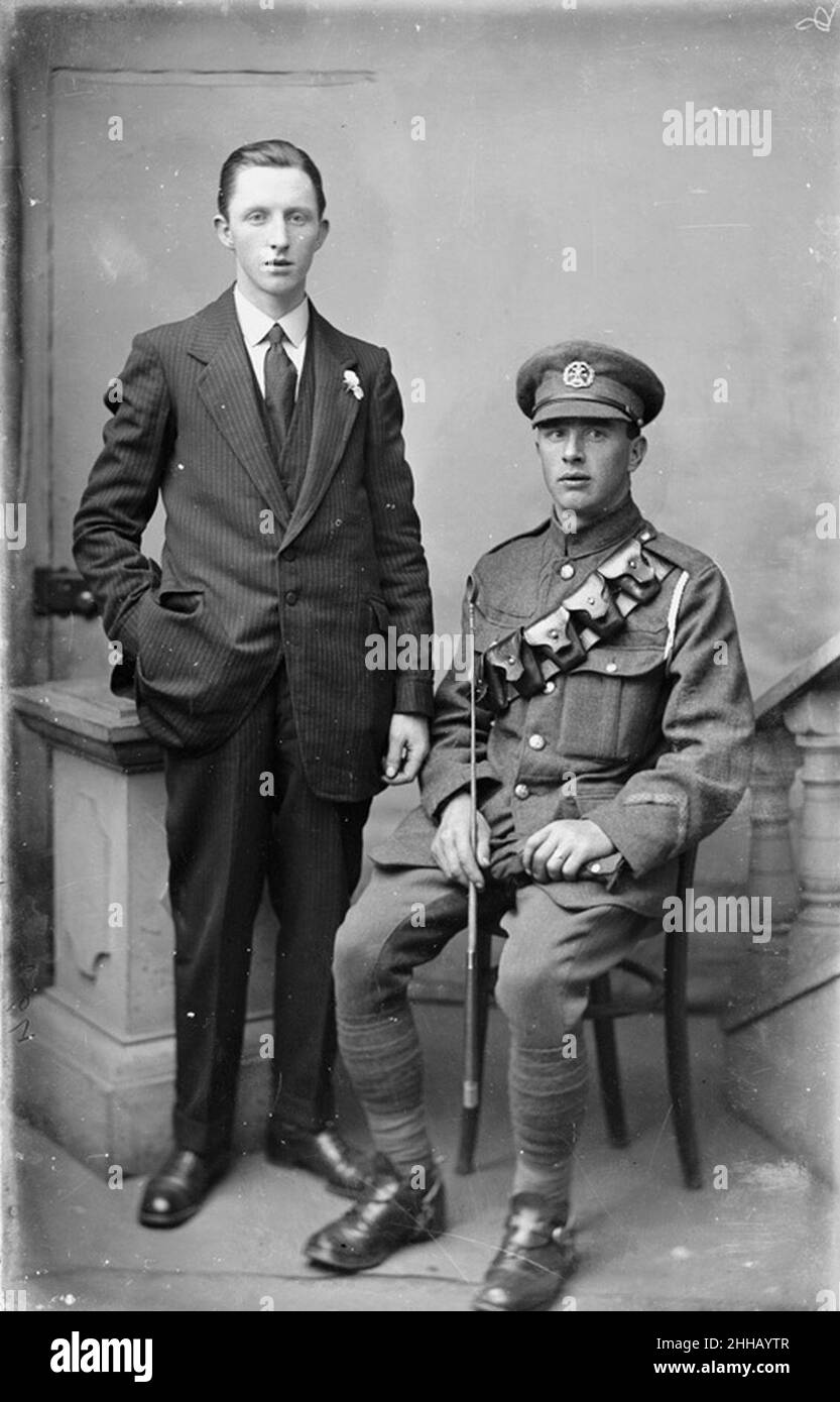 Soldat aus dem südlichen lancashire-Regiment und Zivilist (3774239). Stockfoto