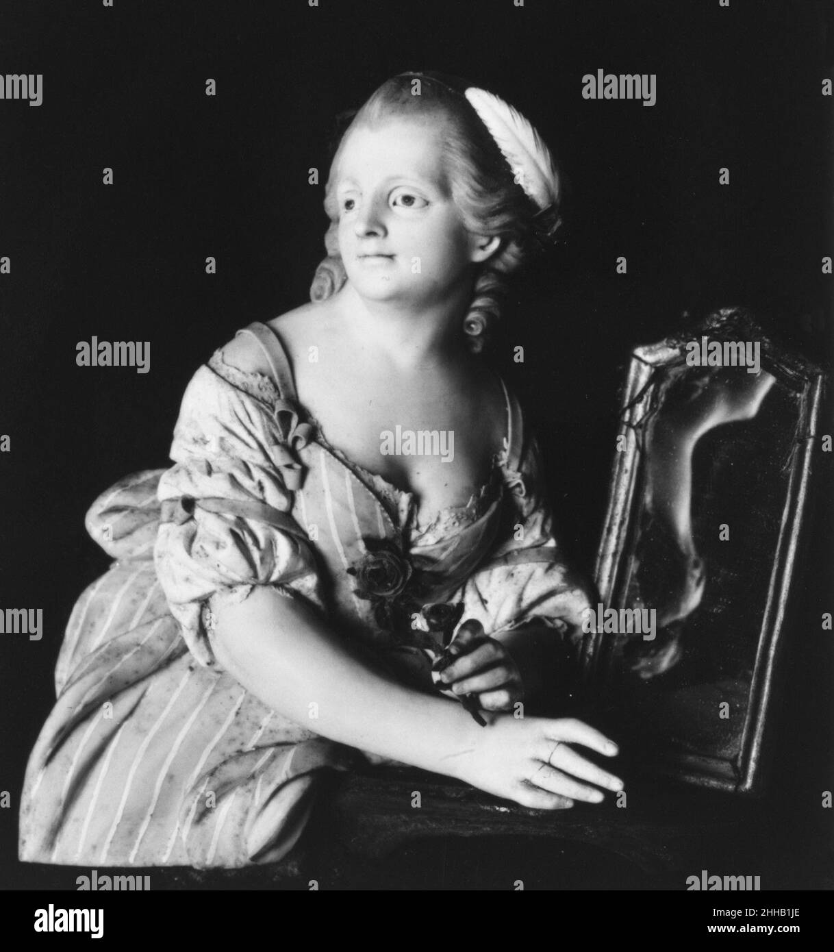 Dame mit Spiegel Ende 18th–Anfang 19th Jahrhundert Bernhard Caspar Hardy das breite Gesicht und die fade Modellierung sind charakteristisch für Hardys Stil. Dame mit Spiegel 191490 Stockfoto