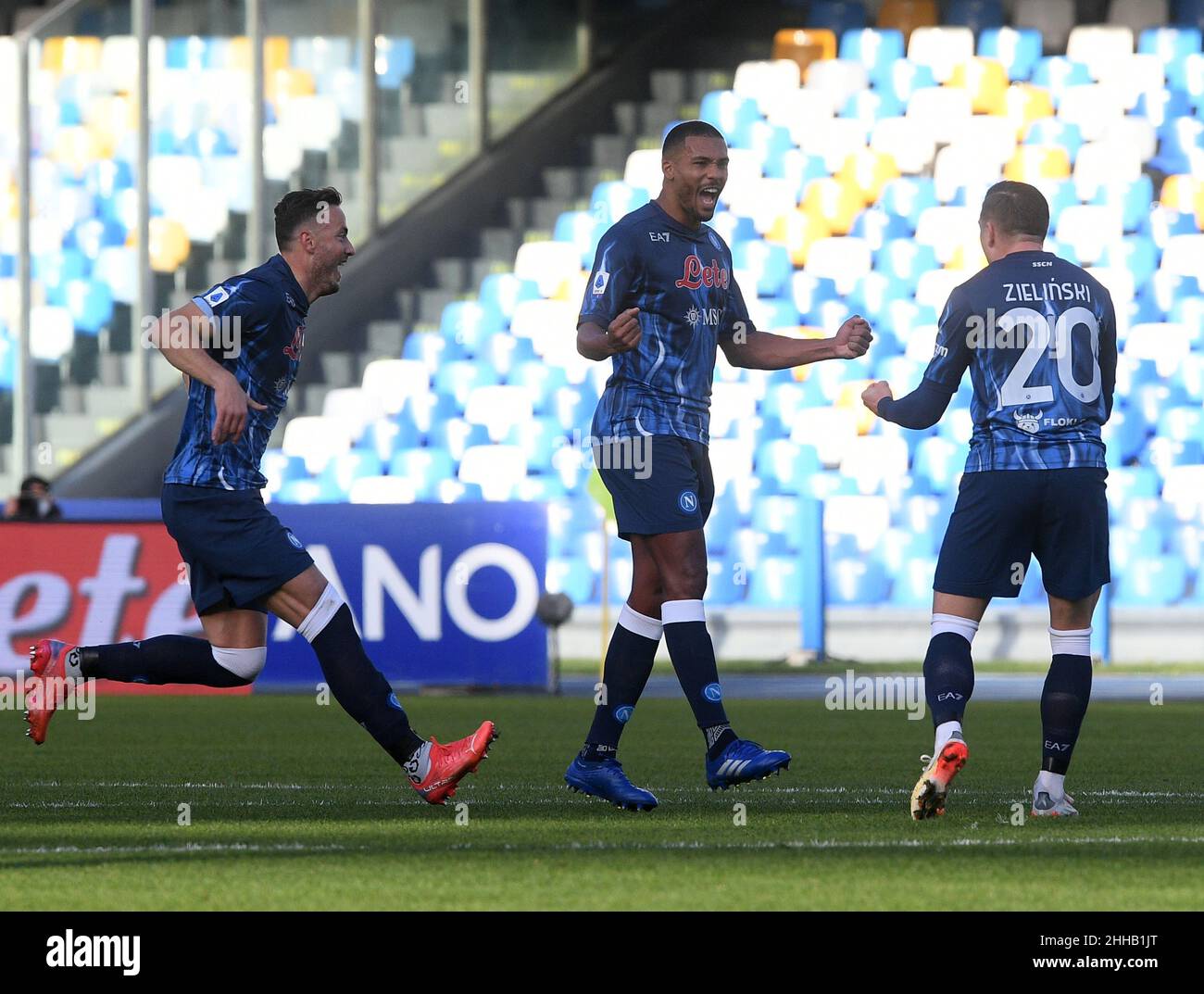 Neapel, Italien. 23rd Januar 2022. Napoli's Juan Jesus (C) feiert sein Tor mit seinen Teamkollegen während eines Serie-A-Fußballspiels zwischen Napoli und Salernitana in Neapel, Italien, am 23. Januar 2022. Quelle: Str/Xinhua/Alamy Live News Stockfoto