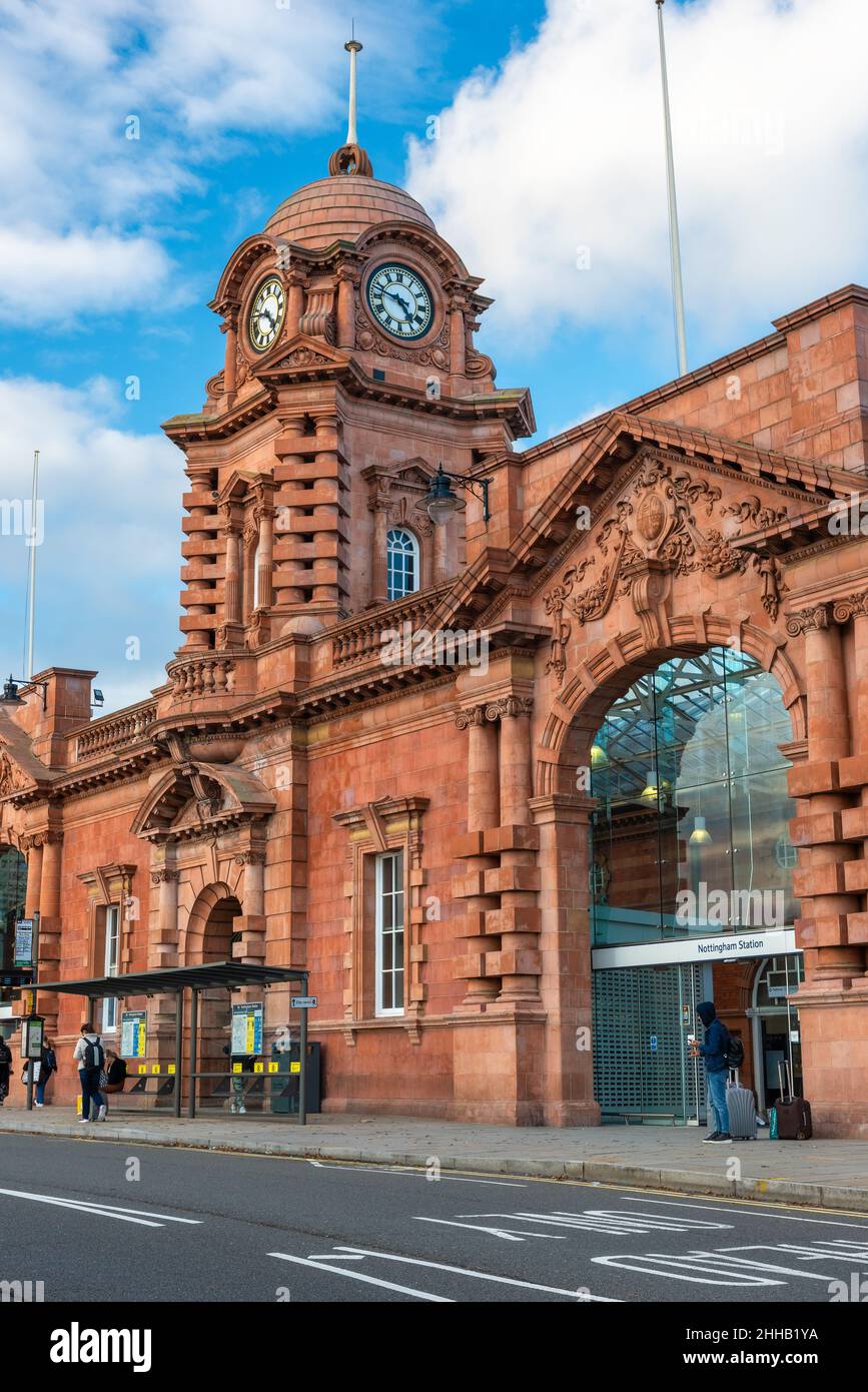 Der Bahnhof Nottingham ist eine Bahnhof- und Straßenbahnhaltestelle in der Stadt Nottingham in East Midlands. Stockfoto