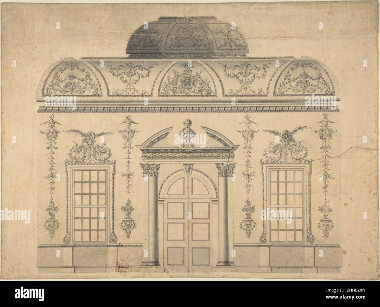 Entwurf für die Dekoration der Fenstertürwand eines Rokoko-Raumes mit einer abgekochten Decke und einer abgekochten Zentrallüfterleuchte (Sektion) Mitte des 18th. Jahrhunderts, die Thomas Lightoler British zugeschrieben wird. Entwurf für die Dekoration der Fenstertürwand eines Rokoko-Raumes mit einer abgekochten Decke und einer abgekochten zentralen Lampe (Sektion) 363849 Stockfoto