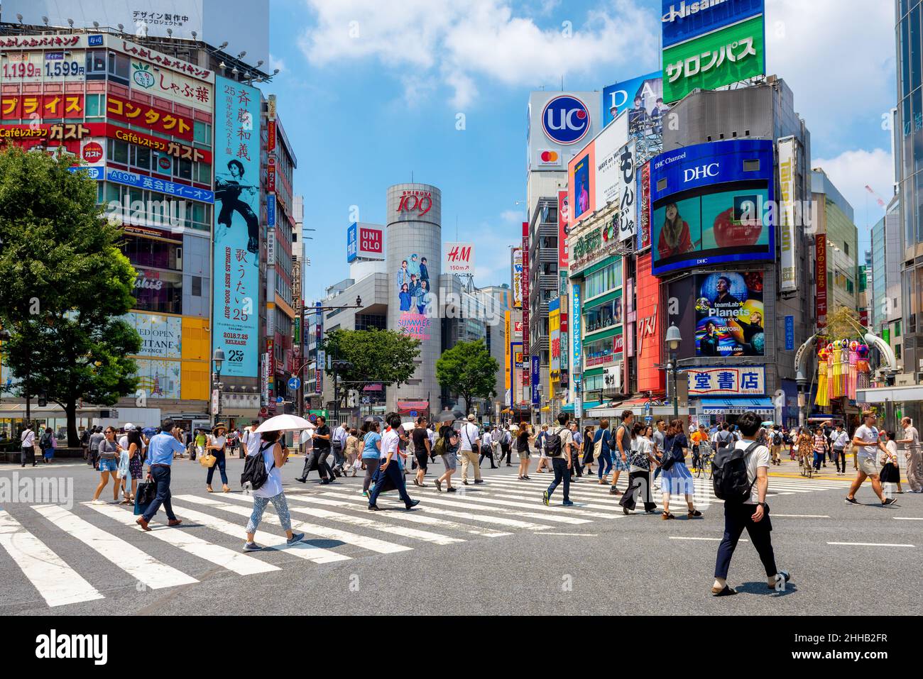Shibuya Scramble Crossing ist eine weltberühmte und ikonische Kreuzung in Shibuya, Tokio, Japan. Shibuya Scramble Durchquert Tokio, Japan. Stockfoto