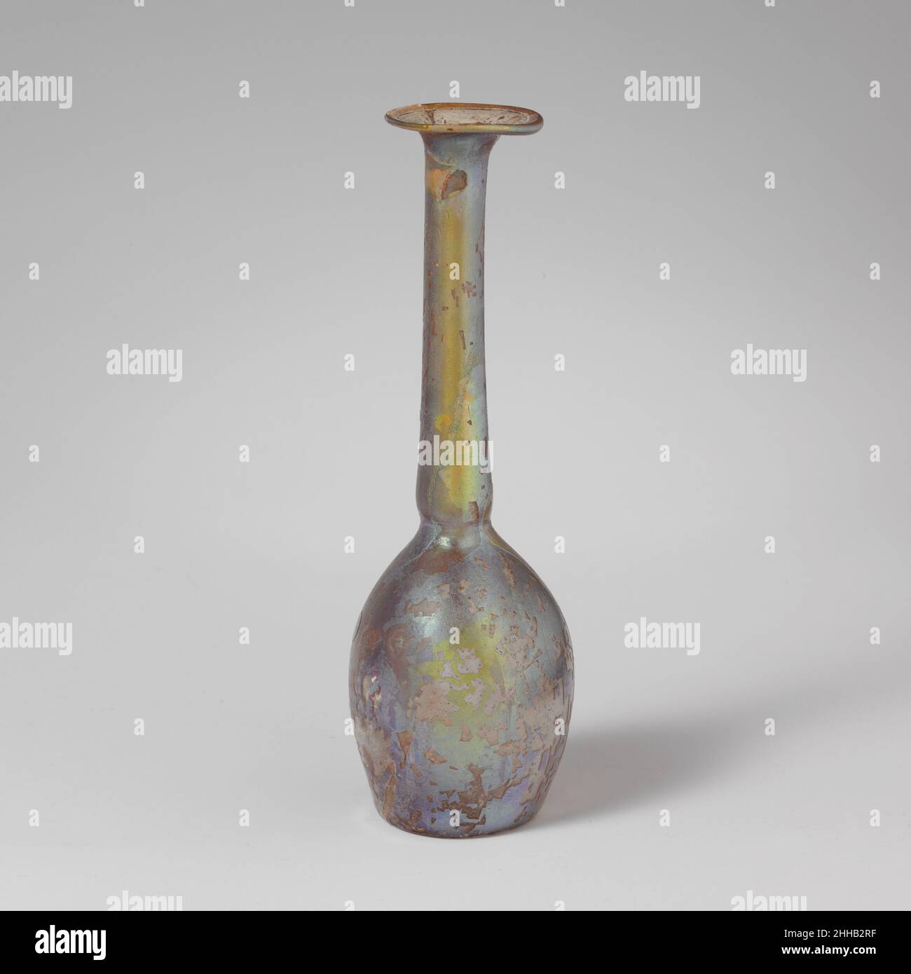 Parfümflasche aus Glas 2nd–3rd Jahrhundert n. Chr. römisch farblos (?).abgerundeter Rand, ausgeklappt, über und in, und flach in ziemlich breiten Kragen zu Mund gepresst; konkaven zylindrischen Hals, um die Basis eingedreht; schlanker, länglicher piriformen Körper; eingedrückter Boden mit flachem tritt.intakt; längliche und Nadelstich-Blasen; tiefes Lochfraß und brillant schillernde Verwitterung. Parfümflasche aus Glas 239683 Stockfoto