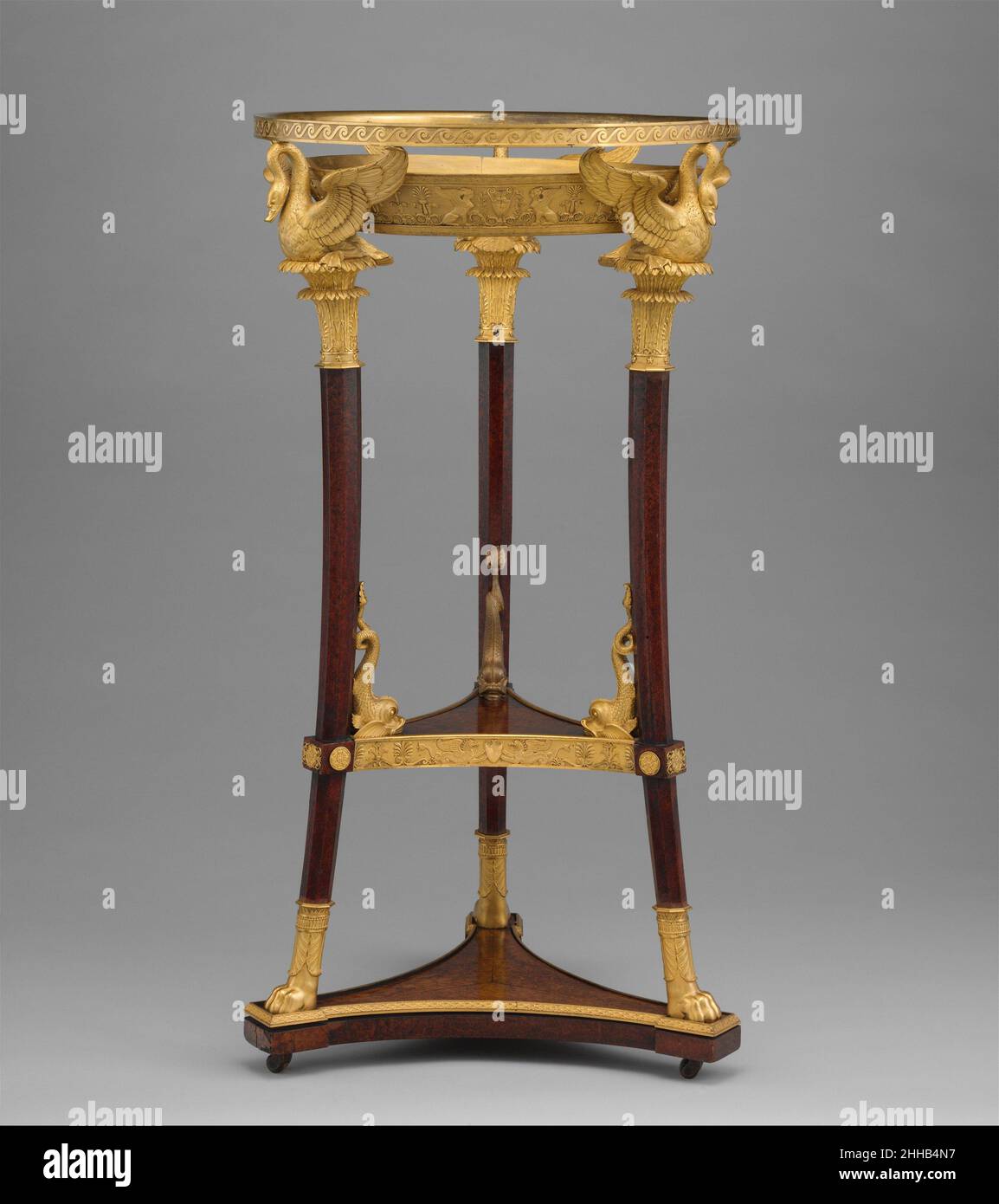 Waschtisch (athénienne oder lavabo) 1800–1814 Design zugeschrieben Charles Percier Französisch die Form dieses eleganten Waschtischs leitet sich letztlich vom antiken griechisch-römischen dreibeinigen Parfümbrenner oder Brazier ab, von dem der Designer Charles Percier einige Studien gemacht hatte. Die Dekoration spiegelt seine Vertrautheit mit den Wanddekorationen im Goldenen Haus des Kaiser Nero und deren Adaption in Raphaels Logge im Vatikan wider. Eine Neuaufwertung des Stativs als Luxusobjekt höchster Raffinesse während der Renaissance wird bereits 1499 an einem Beispiel dokumentiert, das in Francesco Colonna' Stockfoto