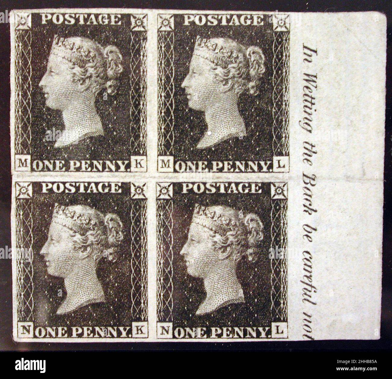 Ungebrauchter Block von vier 'Penny Black'-Briefmarken von Queen Victoria, ausgestellt am 6. Mai 1840 nach einem Entwurf von William Wyon British ist die 'Penny Black' die erste von Großbritannien ausgegebene Marke. Die Portait von Queen Victoria wurde nach einem Stich von William Wyon (1795–1851) der Royal Mint anlässlich des Besuchs von Queen Victoria bei der Corporation of London am 9. November 1837 erstellt. Unbenutzter Block mit vier „Penny Black“-Briefmarken von Queen Victoria 211478 Stockfoto