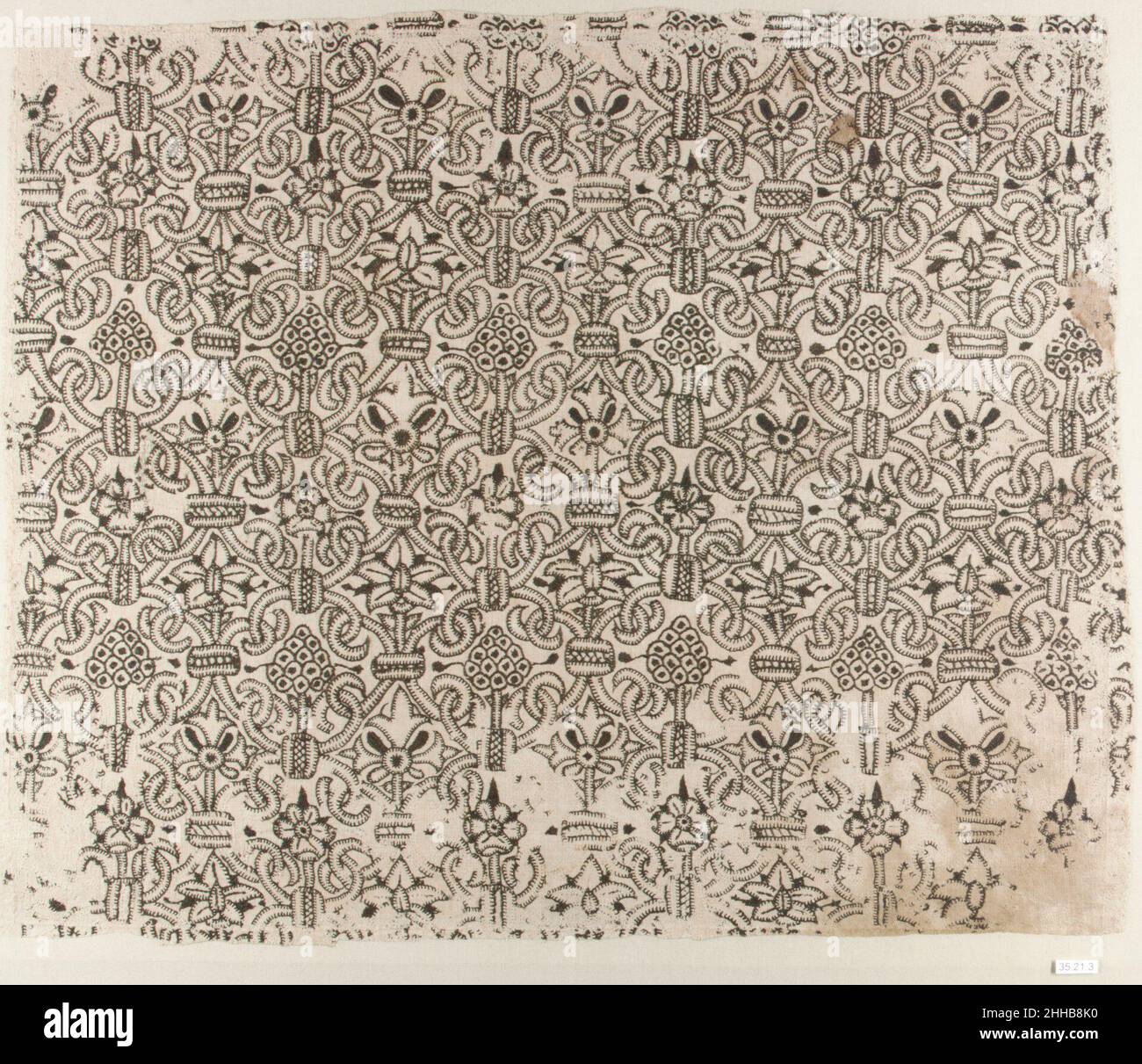 Tafel aus Schwarzarbeit 1580–1620 die britische „Schwarzarbeit“ oder einfarbige Seidenstickereien auf weißem Leinen waren im 16. Und 17. Jahrhundert eine modische Verzierung für Kleidung. Das sich wiederholende Muster auf dieser Tafel zeigt die für die Stickereien der Zeit typische Flora: Geißel, Stiefmütterchen, Borretsch und Trauben. Tafel von Schwarzarbeit 223032 Stockfoto