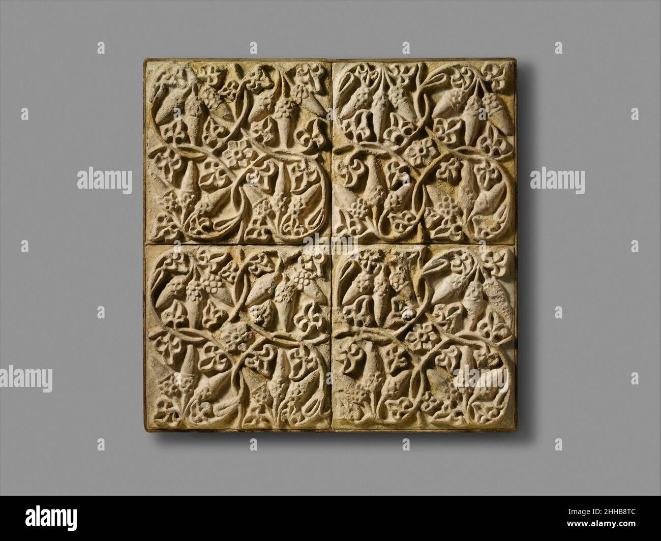 Wanddekoration mit floralem und vegetalem Design ca. Sasanian Stucco Reliefs aus dem 6th. Jahrhundert n. Chr. wurden häufig zur Dekoration von Sasanian-Häusern verwendet, wie diese Beispiele aus Ma’aridh VI im Gebiet Ctesiphon. Diese vier Fliesen (MMA 32.150.5, 32.150.6, 32.150.7, 32.150.8), die in den Resten eines gewölbten Empfangsraums oder iwan gefunden wurden, bildeten einen Teil einer größeren Wandverkleidung. Da nur eine Form benötigt wurde, um die Fliesen zu erstellen, konnte das filigrane Weinmotiv endlos wiederholt werden und ist dennoch recht komplex. Die Rekonstruktion deutet auf die Wirkung solcher Platten in ihrer ursprünglichen Fassung hin. Die Stadt Ctesip Stockfoto