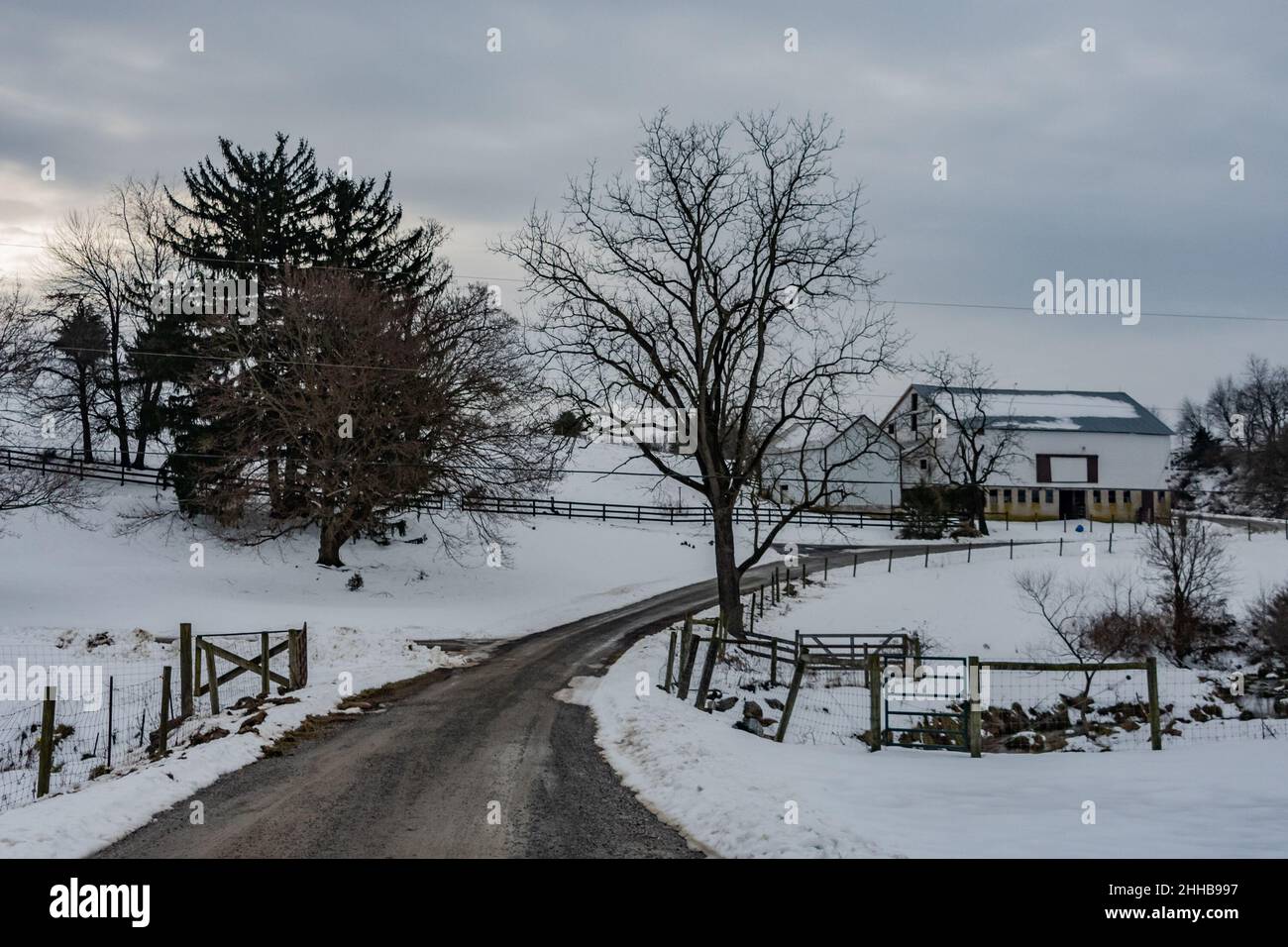 Country Lane und Barn nach Einem Schneesturm, York County, Pennsylvania, USA Stockfoto