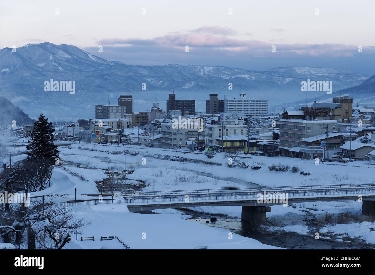 Yudanaka, Nagano, Japan, 2022/22/01 , Blick auf den Fluss Yomase und die Stadt Yudanaka Onsen vor Sonnenaufgang im Winter 21/22. Stockfoto