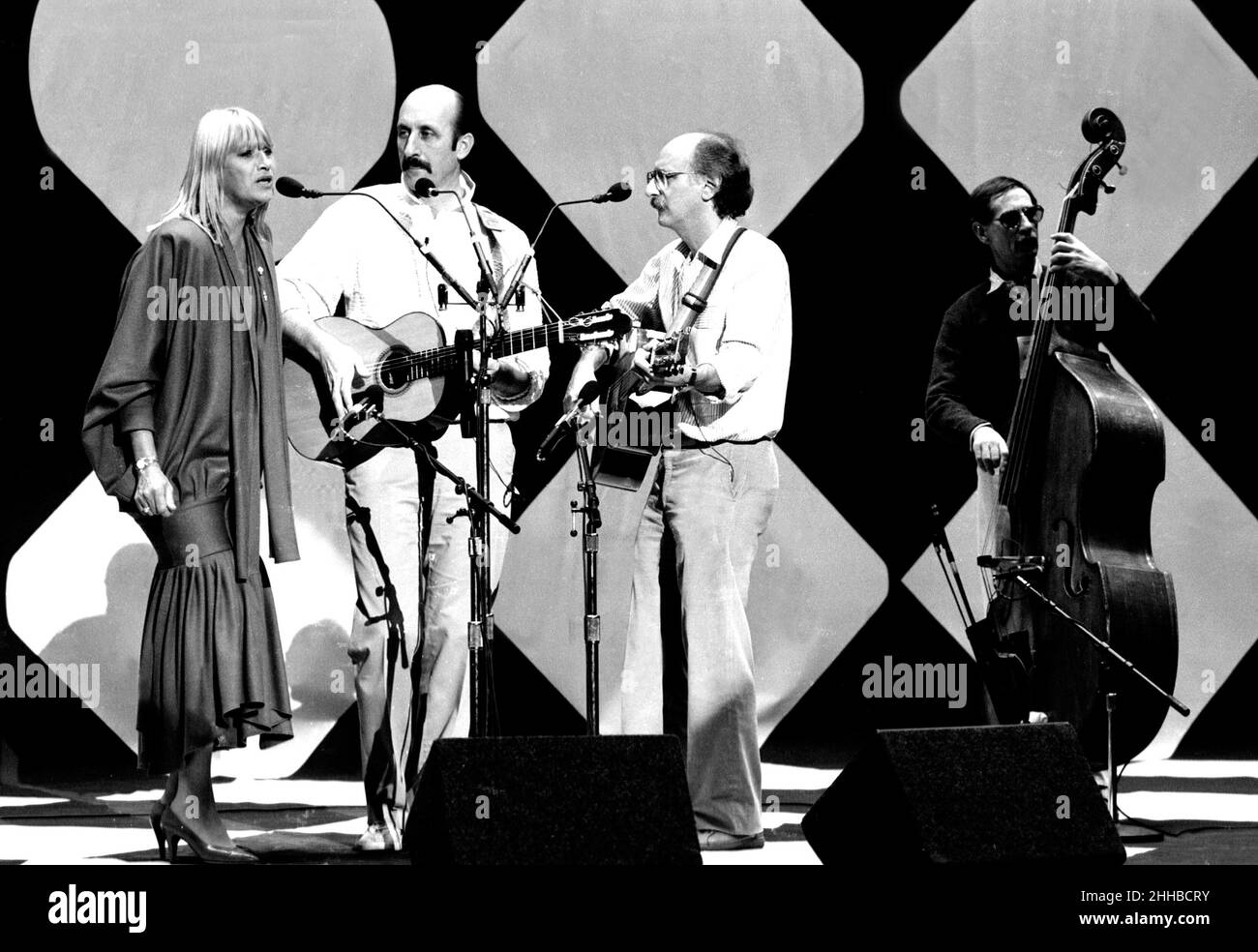 Peter, Paul & Mary (Mary Travers, Paul Stookey und Peter Yarrow), die Ende 1970s in der TV-Show „Solid Gold“ auftrat.Credit: Ron Wolfson / Rock Negatives / MediaPunch Stockfoto