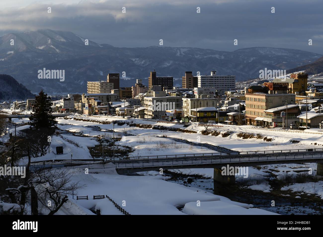 Yudanaka, Nagano, Japan, 2022/22/01 , Blick auf den Fluss Yomase und die Stadt Yudanaka Onsen bei Sonnenuntergang im Winter 21/22. Stockfoto