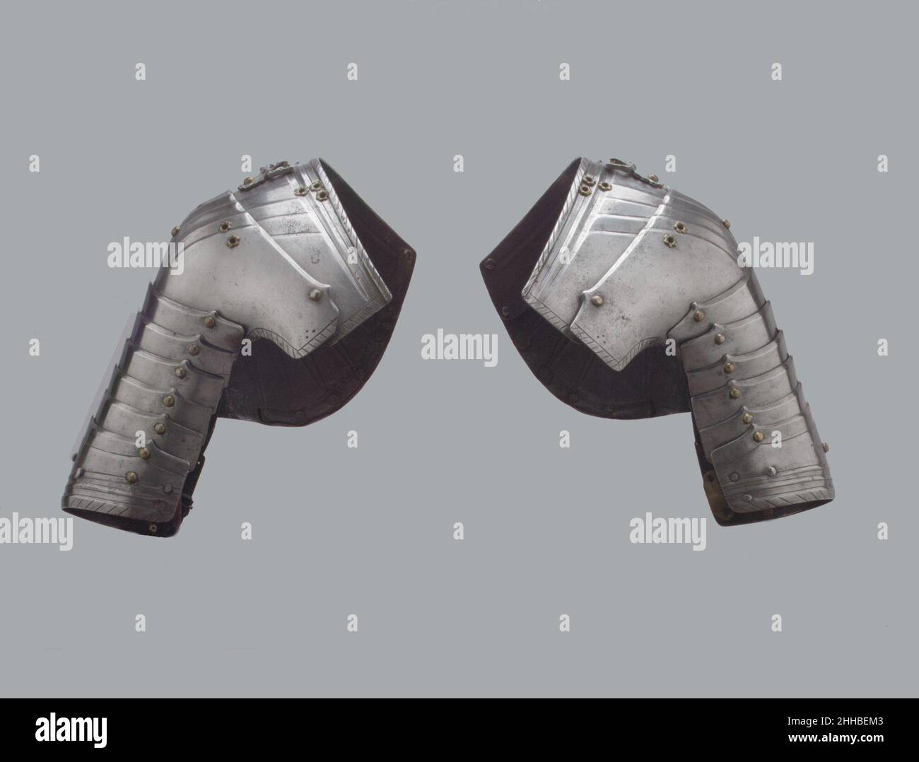 Paar Turnier-Pauldrons (Schulterverteidigung) ca. 1500 markiert von Lorenz Helmschmid German Diese pauldronen waren Teil einer Rüstung für den deutschen Joust (Gestech), der mit stumpfen Lanzen kämpfte. Ihr Hersteller, Lorenz Helmschmid, war der Hofpanzer von Kaiser Maximilian I. und einer der führenden Waffler der Zeit. Paar Turnier-Pauldrons (Schulterverteidigung) 23208 Stockfoto