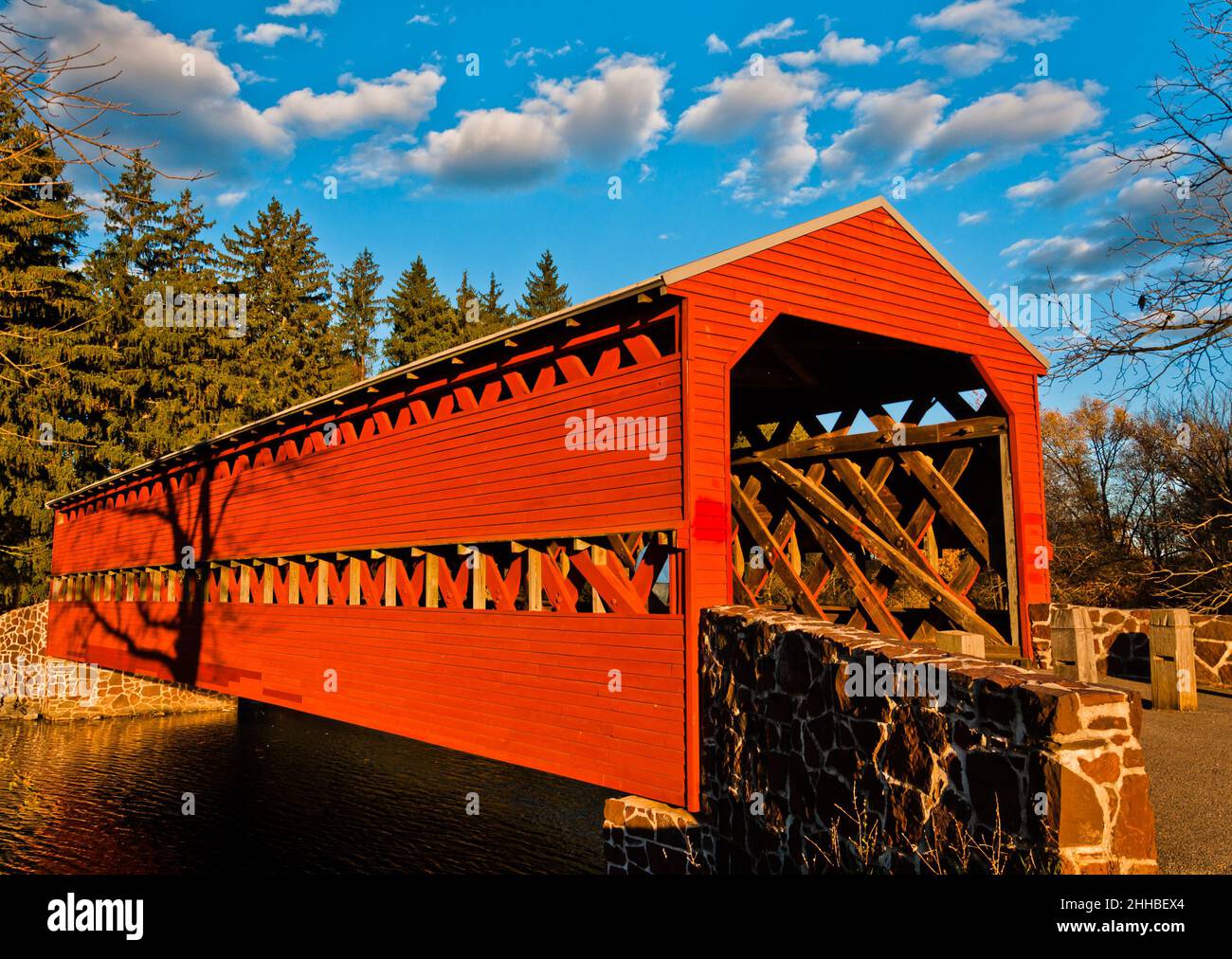 Foto von Sachs Covered Bridge an einem sonnigen Herbsttag Stockfoto