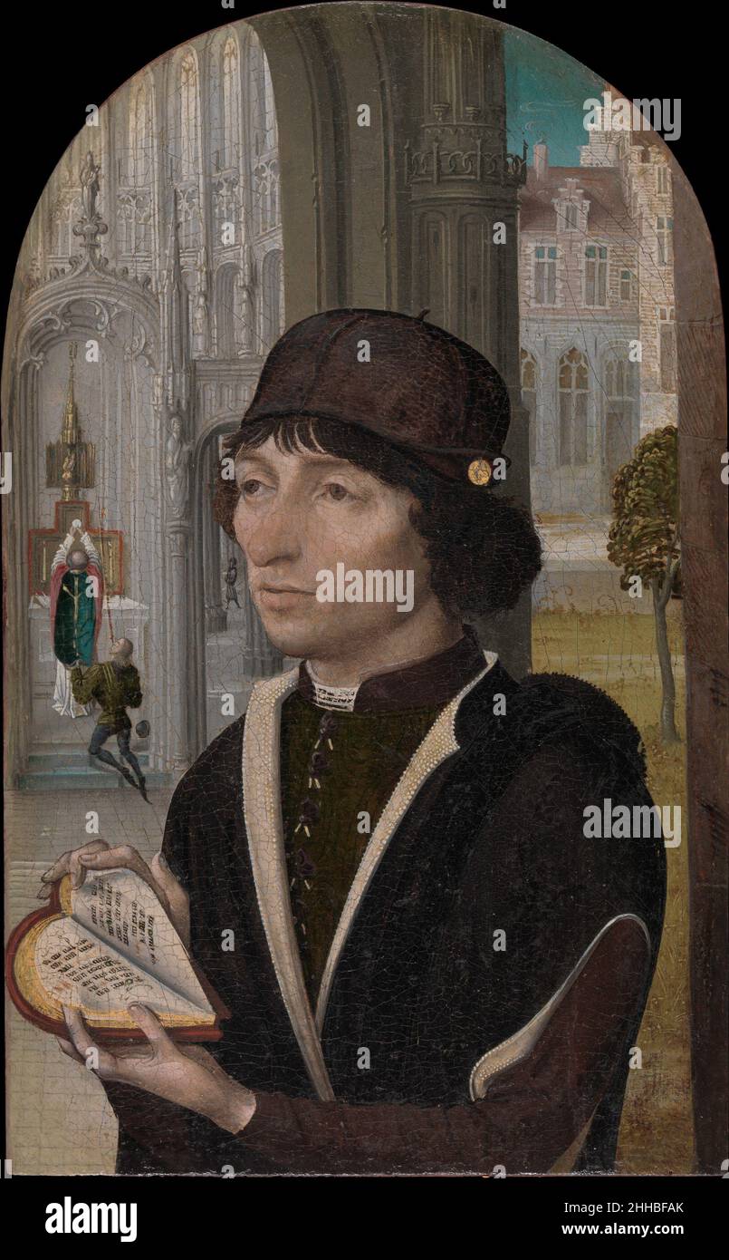 Junger Mann mit einem Buch ca. 1480 Master of the View of Sainte Gudule Niederlandisch das herzförmige Buch, das dieser Sitter hält, ist wahrscheinlich ein Gebetsbuch; er wird vor einer Ansicht der Kirche von Sainte Gudule in Brüssel dargestellt, wo im Hintergrund eine Messe von einem Priester durchgeführt wird. Die Identität des Mannes ist unbekannt, aber er mag Mitglied einer Bruderschaft oder Gilde gewesen sein, mit einer besonderen Hingabe an den heiligen Augustinus, dessen symbolisches Attribut ein Herz war, das von einer Flamme überragt wurde. Es ist möglich, dass dies den rechten Flügel eines hingebungsvollen Diptychons bildete; als solches würde die Form des Buches die offene Form wiederspiegeln Stockfoto