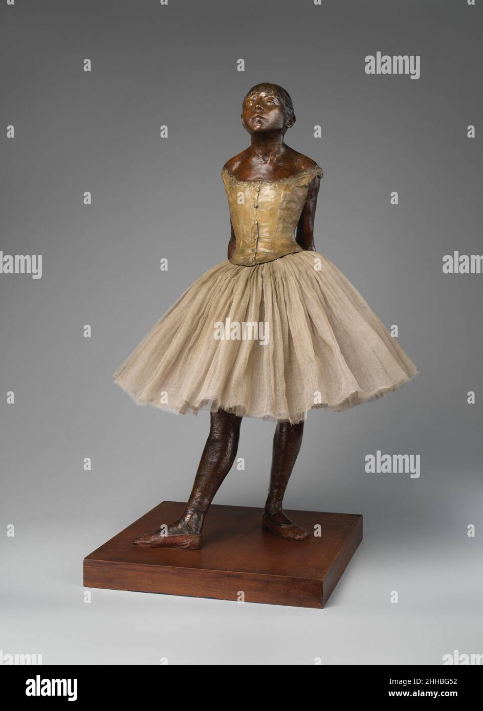 Die kleine 14-jährige Tänzerin 1922 (Besetzung), 2018 (Tutu) Edgar Degas Französisch nach Degas Tod 1917 wurden in seinem Atelier mehr als 150 figurative Skulpturen gefunden. Die meisten wurden aus zerbrechlichem Wachs, Ton und Plastilin (einem Modellierungsmaterial auf Wachs- und Ölbasis) hergestellt. Viele hatten sich verschlechtert. Nur wenige wurden in Kopien erhalten, die aus ihnen in Gips gegossen worden waren. Bis auf den Wachsfigurenkabinett (Washington: NGA) war keine dieser Skulpturen zu Lebzeiten des Künstlers öffentlich ausgestellt worden, obwohl Degas es nicht bevorzugt hatte, seine Skulpturen in dauerhaftere Materialien zu reproduzieren Stockfoto