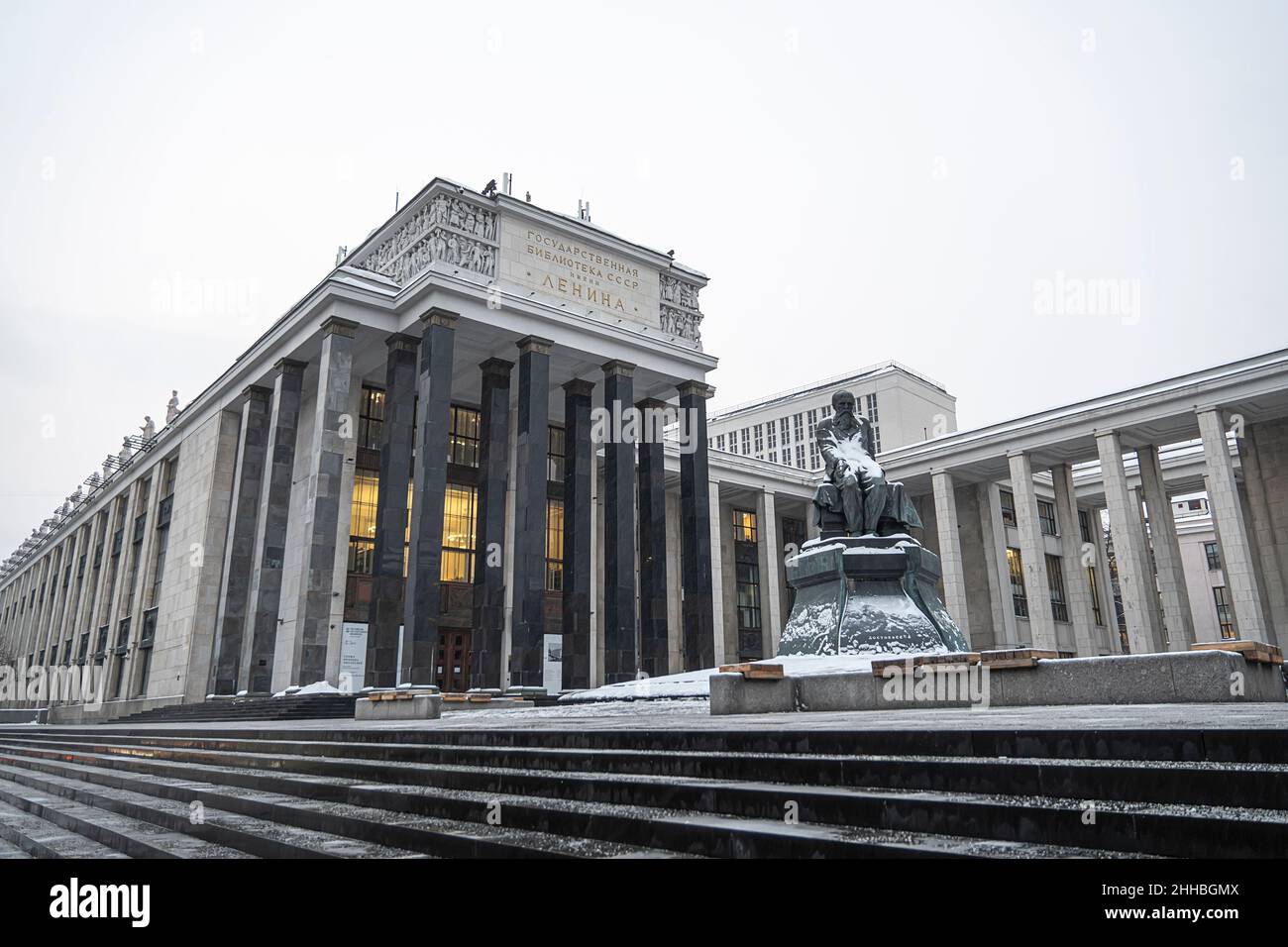 21. Dezember 2021. Moskau, Russland: Lenin-Bibliothek und ein Denkmal für Dostojewski in Moskau. Russische Staatsbibliothek. Sonniger Wintertag Stockfoto