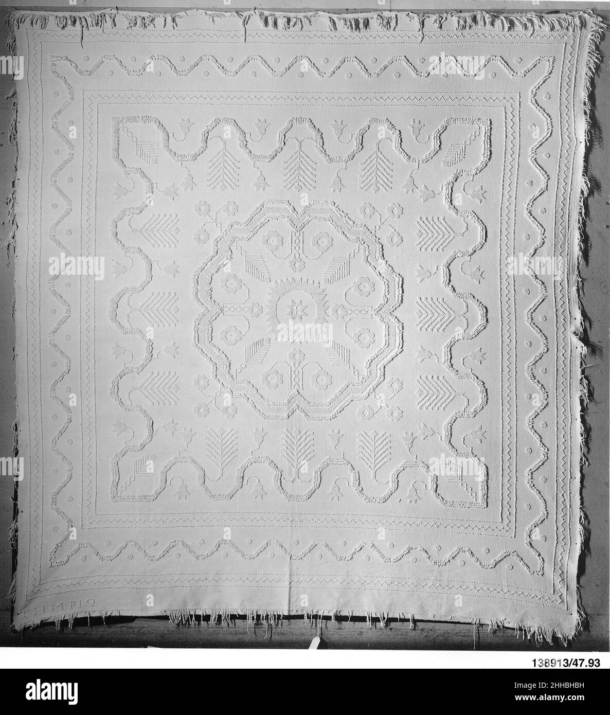 Gegenscheibe, Bolton Typ ca. 1800–1830 Britisch, wahrscheinlich dieser handgewebte Bettbezug aus weißer Baumwolle wurde aus einem Stück gefertigt. Das Design wird in angehobenen Schlaufen aus schweren Baumwollfäden herausgepickt. Die schweren Muster-Schussungen liegen im 1:z-Verhältnis zu den leichteren Hauptwessen. Der kleine zentrale achtspitzige Stern ist von verschiedenen Grenzen umgeben. Das Stück ist an allen vier Seiten selbstgesäumt. Gegenscheibe, Bolton Typ 13627 Stockfoto