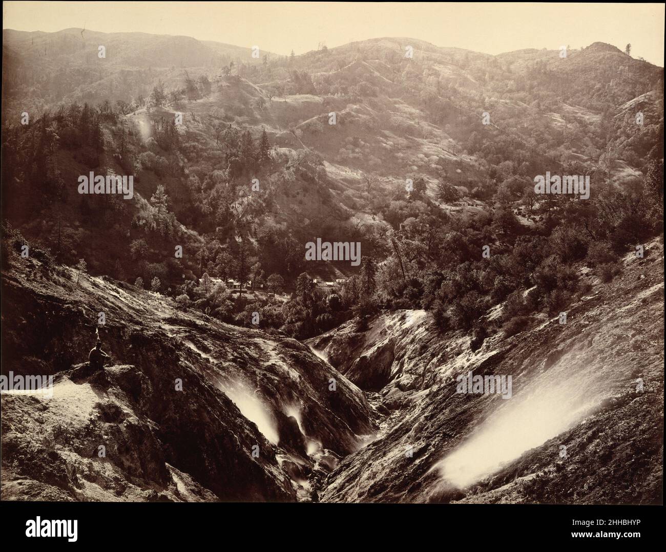 Devil's Canyon, Geysire, Looking Down 1868–70 Carleton E. Watkins American Diese gequälte Landschaft zeigt den Devil's Canyon, der in William Bentleys Handbuch der Pazifikküste (1884) als "bevorzugtes Resort für Vergnügungshungrige" aus dem nahe gelegenen San Francisco zitiert wird. Das Hotel liegt im Sonoma County, sein Hauptmerkmal war eine Spalte mit einem Durchmesser von sechs Metern, die als „Dampfrohr“ bekannt ist, ein Dantean-Inferno, aus dem Dampf mit einem Knall hervorbellte, der oft den Schrei einer Lokomotivpfeife übertraf. Die kleine Figur auf der linken Seite, eine Ersatzfigur für den Betrachter, ist in Watkins' Werk selten und wird als pH-wert angenommen Stockfoto