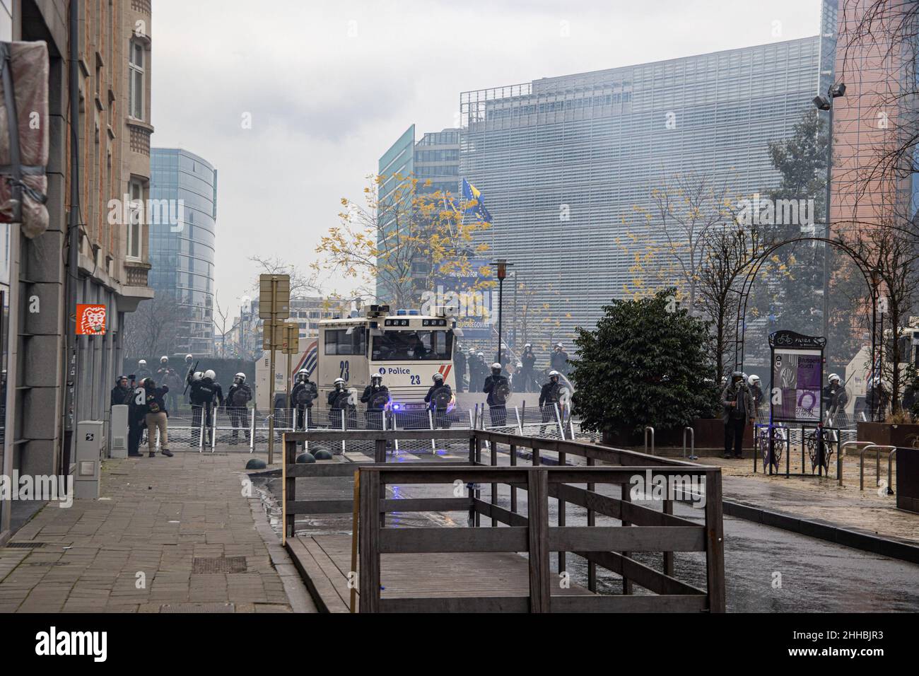 Brüssel, Belgien. 23rd Januar 2022. Polizeibeamte und Fahrzeuge blockieren während der Demonstration die Straße vor Le Berlaymont. Tausende von Menschen demonstrieren in Brüssel gegen die obligatorische Impfung, den QR-Pass und die Covid-19-Maßnahmen. Die Polizei verhaftete Demonstranten und benutzte Tränengas und Wasserwerfer, nachdem in der belgischen Hauptstadt Zusammenstöße mit Schäden an Gebäuden und Fahrzeugen ausbrachen. (Foto von Nik Oiko/SOPA Images/Sipa USA) Quelle: SIPA USA/Alamy Live News Stockfoto
