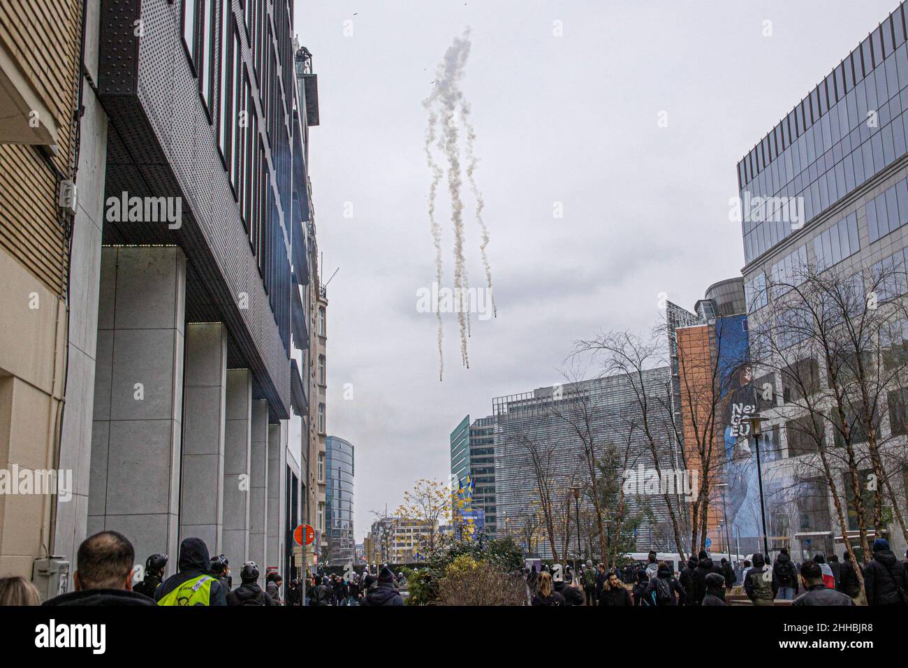 Brüssel, Belgien. 23rd Januar 2022. Polizeibeamte werfen während der Demonstration Tränengaskanister auf die Demonstranten vor Le Berlaymont. Tausende von Menschen demonstrieren in Brüssel gegen die obligatorische Impfung, den QR-Pass und die Covid-19-Maßnahmen. Die Polizei verhaftete Demonstranten und benutzte Tränengas und Wasserwerfer, nachdem in der belgischen Hauptstadt Zusammenstöße mit Schäden an Gebäuden und Fahrzeugen ausbrachen. (Foto von Nik Oiko/SOPA Images/Sipa USA) Quelle: SIPA USA/Alamy Live News Stockfoto