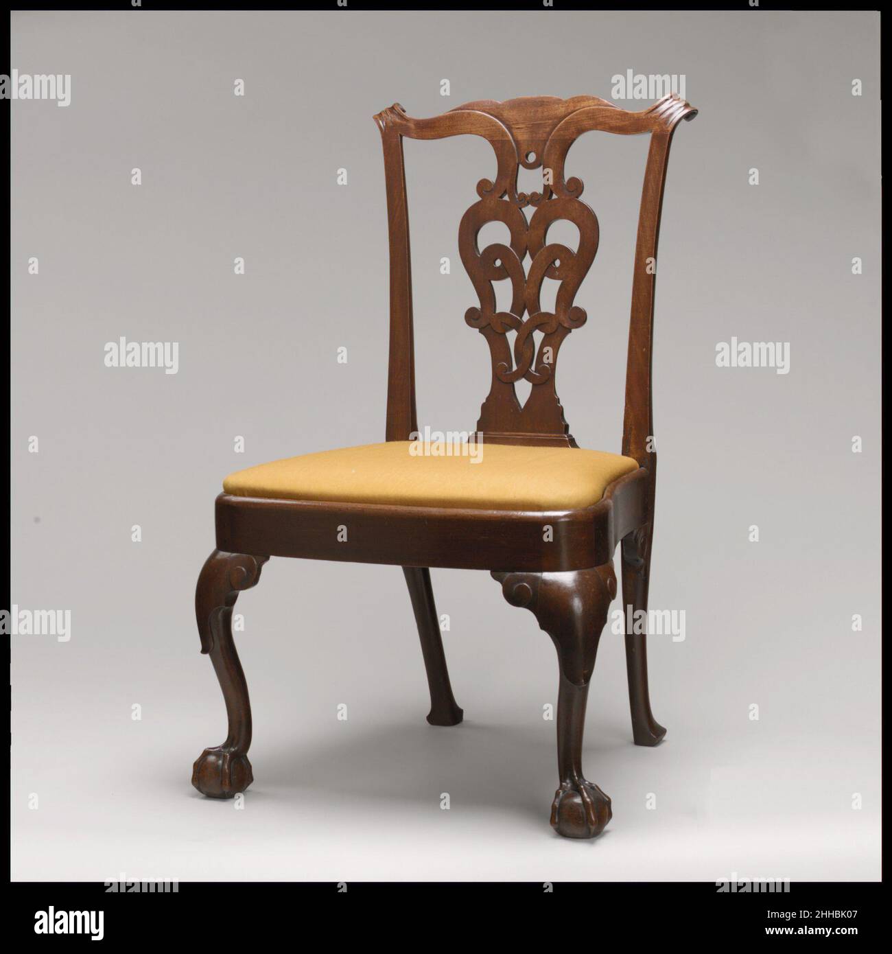 Side Chair 1760–90 American Diese Sessel, aus einem original Zwölfensatz, stammen zusammen mit einem Sofa (39.184.2) und einem Kartentisch (39.184.12), en Suite aus der Familie Verplanck. Die Merkmale der Königin Anne – der schwere Walnussrahmen, der ballonförmige Sitz und das Fehlen einer Rokoko-Schnitzerei – deuten darauf hin, dass das Set für Samuel Verplanck kurz nach seiner Rückkehr aus Holland im Jahr 1763 mit seiner Braut Judith Crommelin angefertigt wurde. Seitenstuhl. Amerikanisch. 1760–90. Nussbaum, weiße Eiche, weiße Kiefer. Wahrscheinlich hergestellt in New York, New York, USA Stockfoto