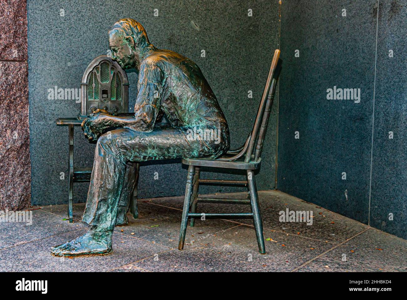Menschenstatue, die seinem Radio zugehört, Franklin Delano Roosevelt Memorial, Washington DC Stockfoto
